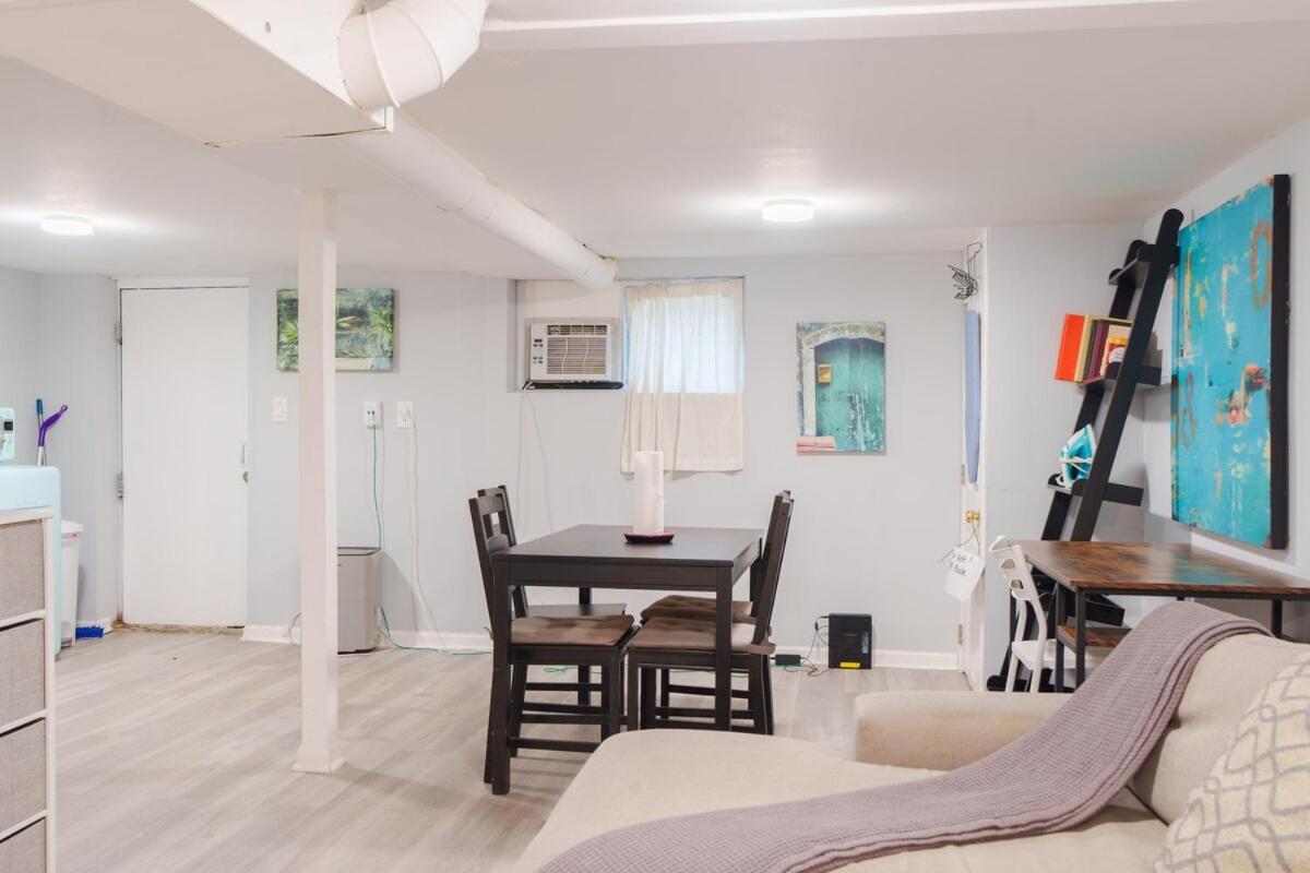 Cozy Logan Square Easy Access Apartment