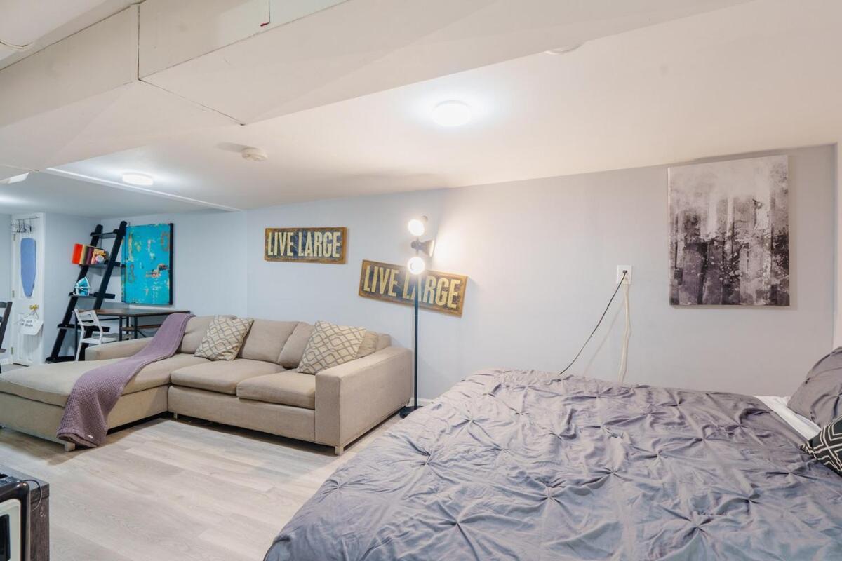 Cozy Logan Square Easy Access Apartment *