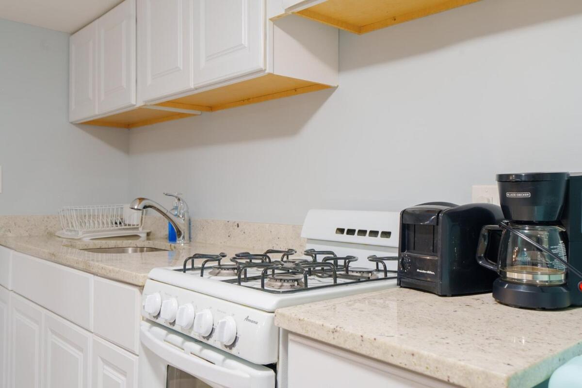 Cozy Logan Square Easy Access Apartment