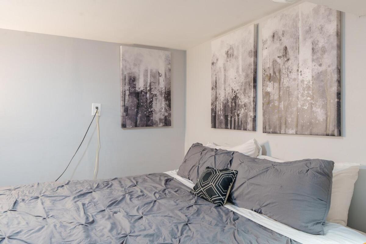 Cozy Logan Square Easy Access Apartment *