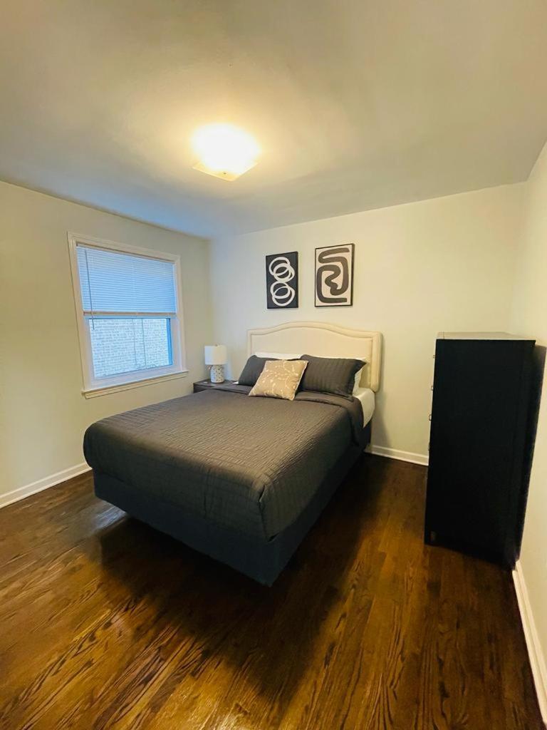 Spacious 3 Bed 2 Bath In Rogers Park *