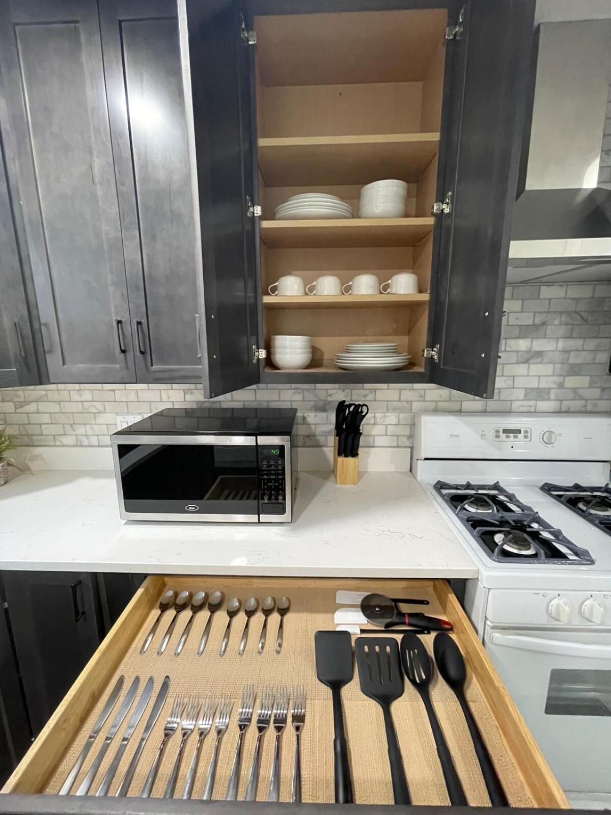 Spacious 3 Bed 2 Bath In Rogers Park Apartment *