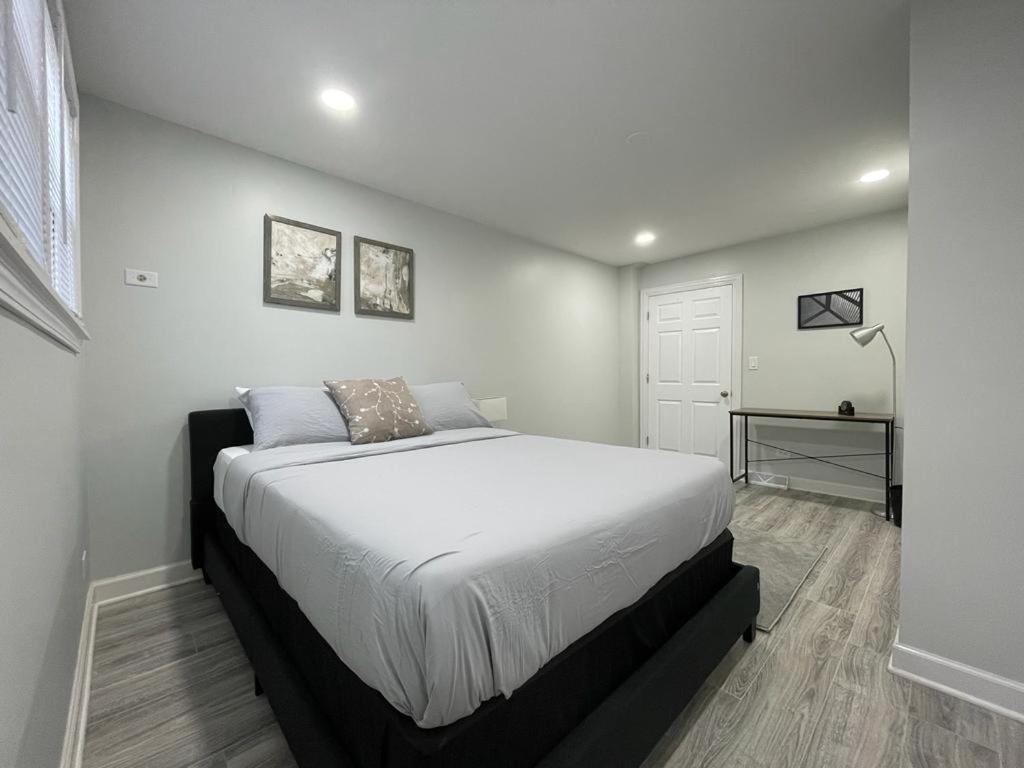 Spacious 3 Bed 2 Bath In Rogers Park Apartment Chicago
