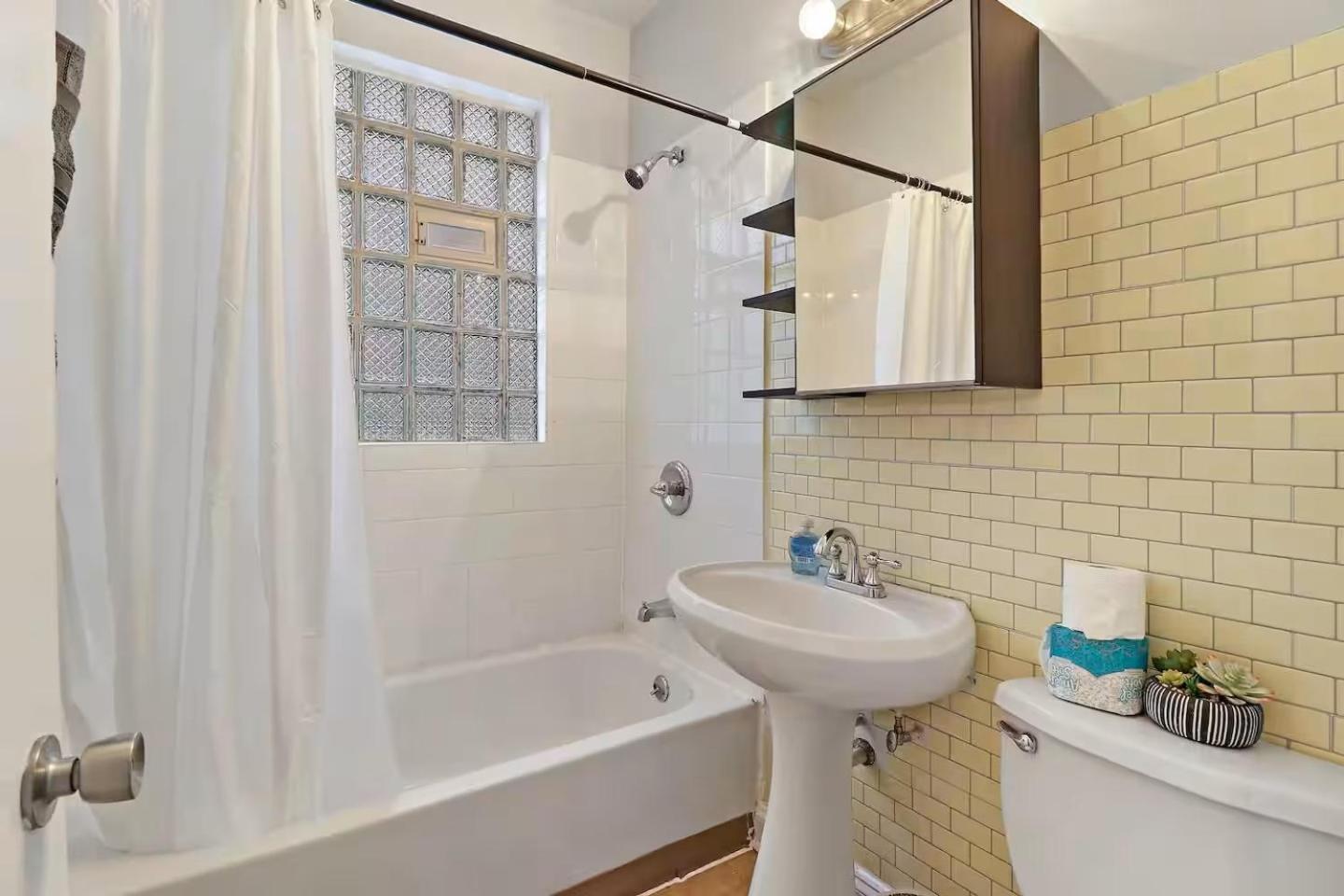 Explore The Sleek 2br Gem In North Appartement