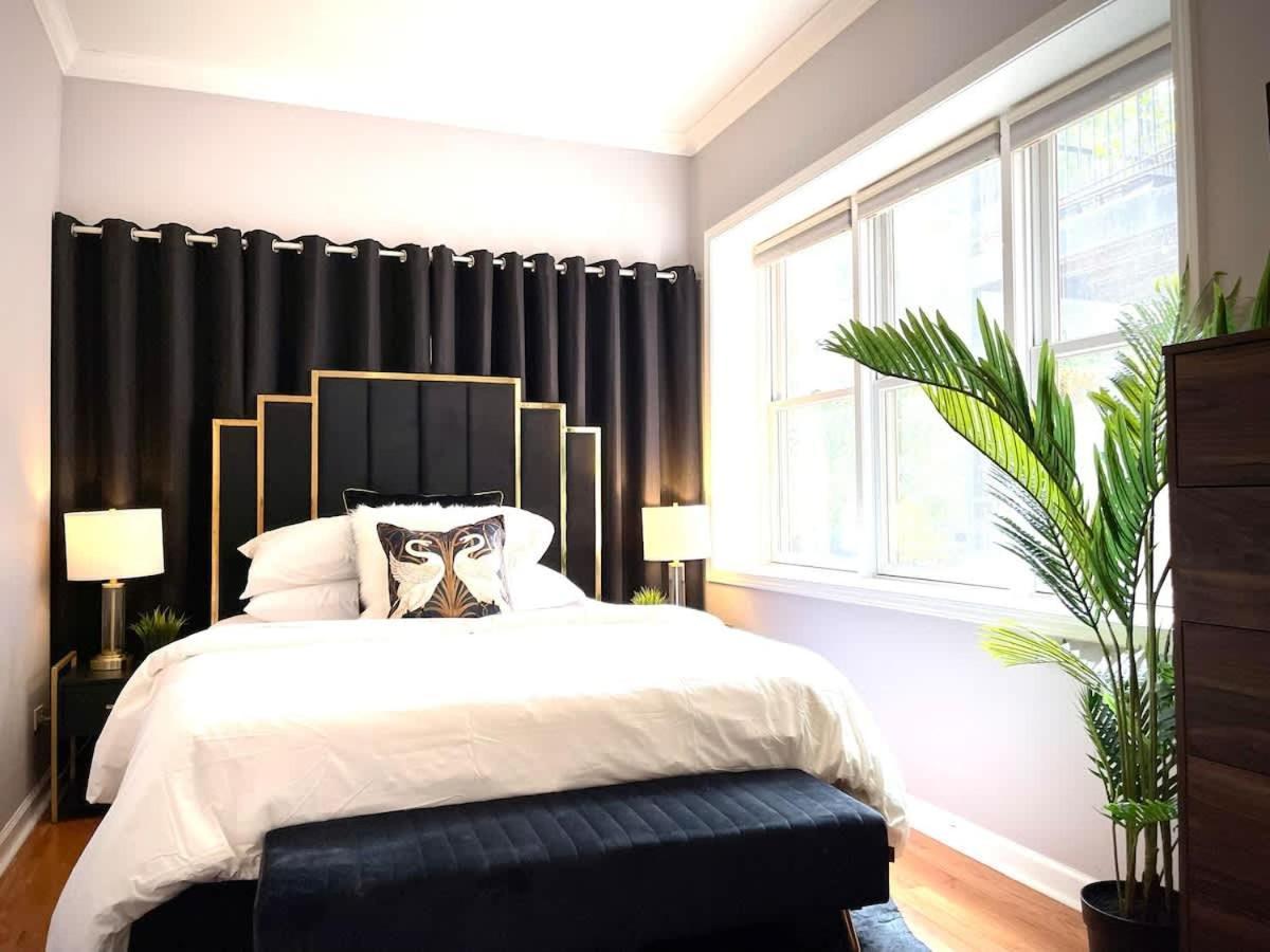 Beautiful 7 Bed, 3.5 Bathroom Holiday home Chicago