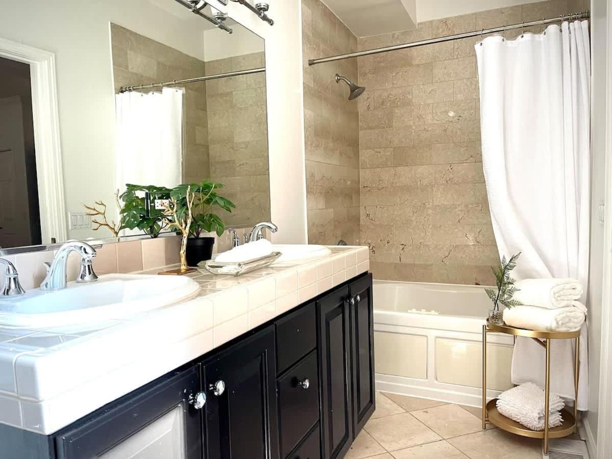 Beautiful 7 Bed, 3.5 Bathroom *