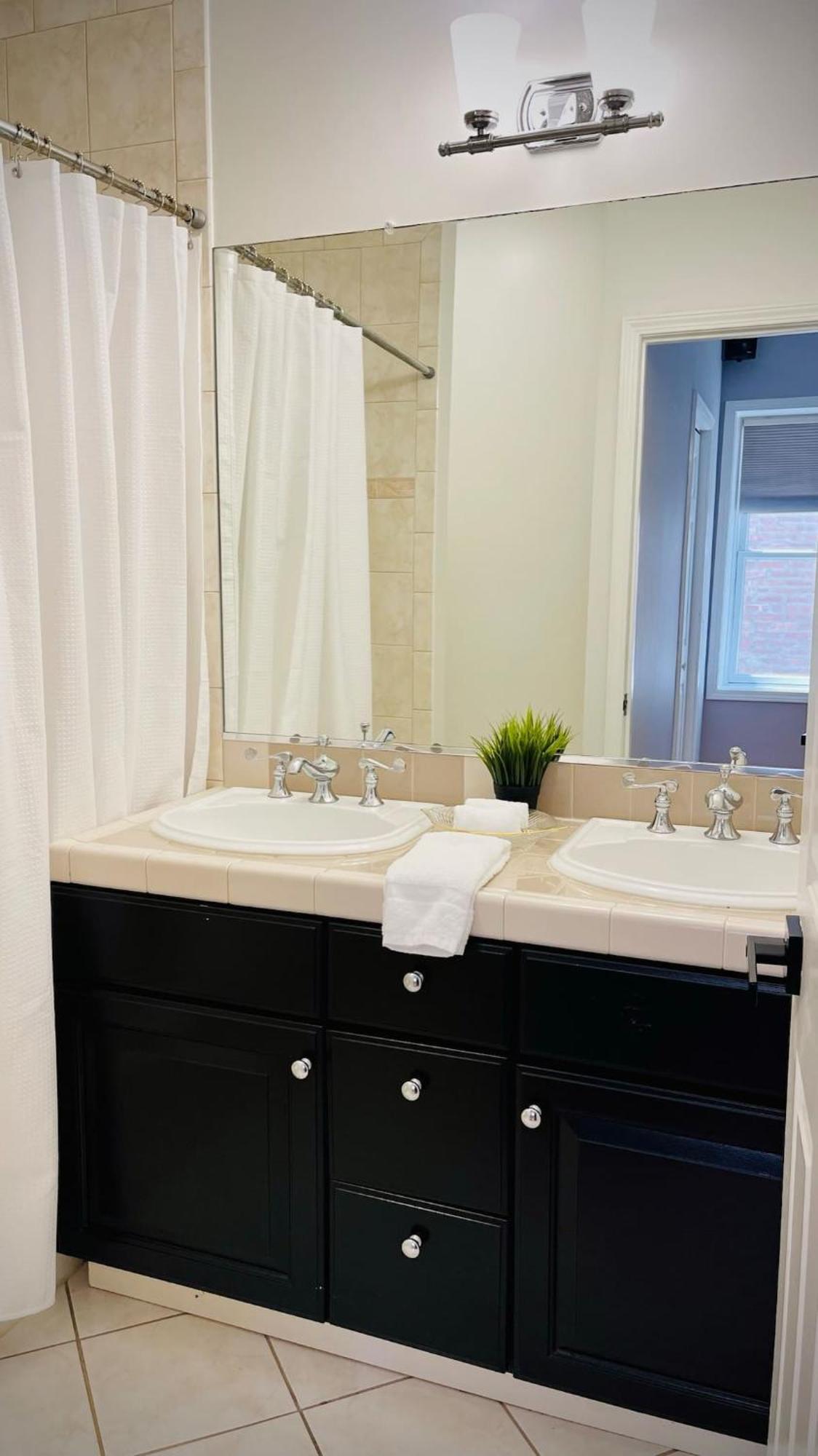 Beautiful 7 Bed, 3.5 Bathroom Holiday home Chicago