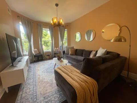 Luxurious Andersonville Oasis Apartment