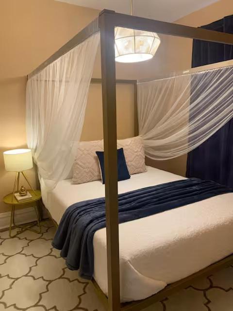 Luxurious Andersonville Oasis *