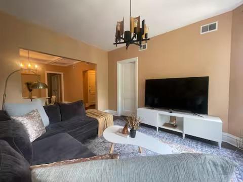 Luxurious Andersonville Oasis *