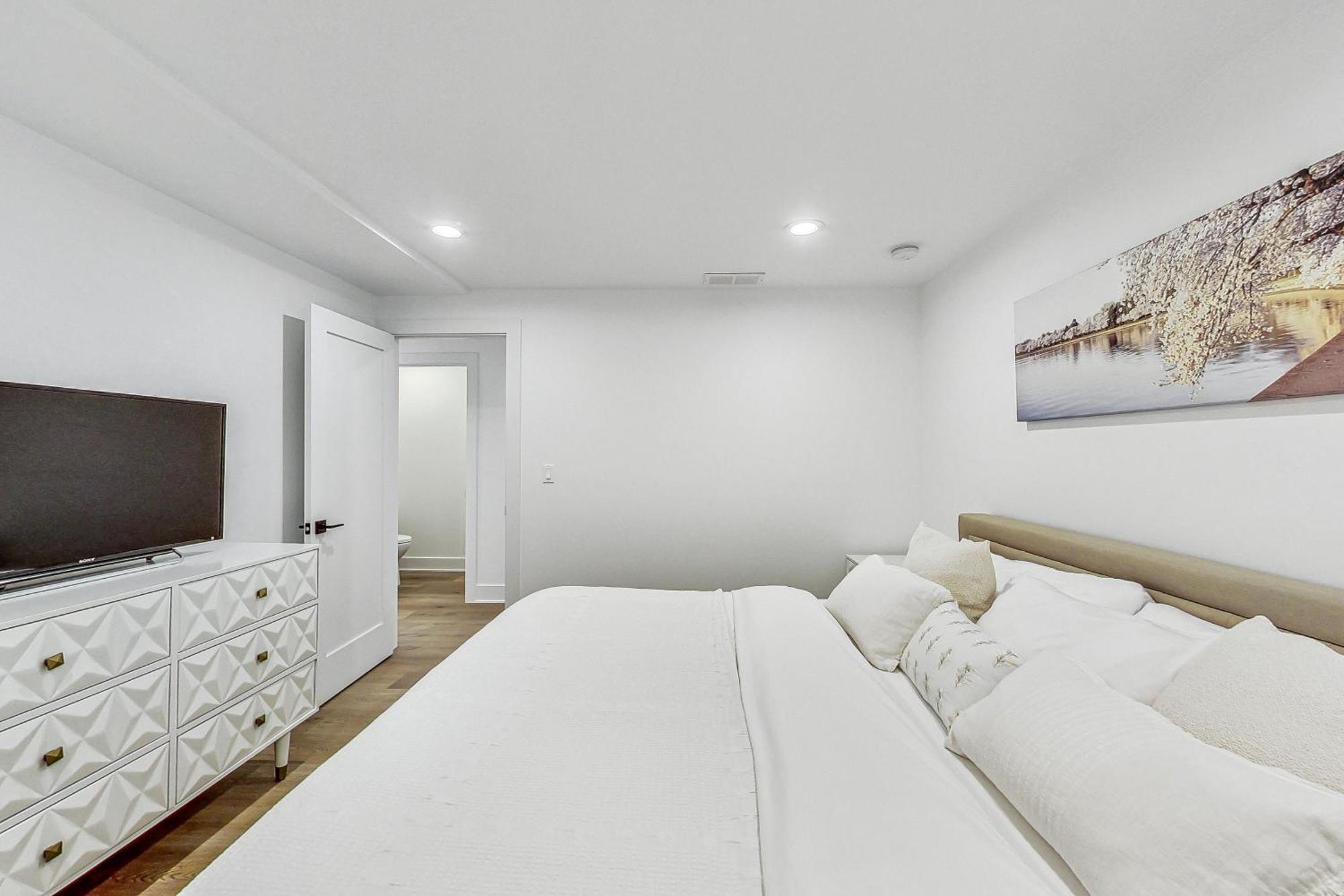 Luxurious Lincoln Park With Gourmet Kitchen *