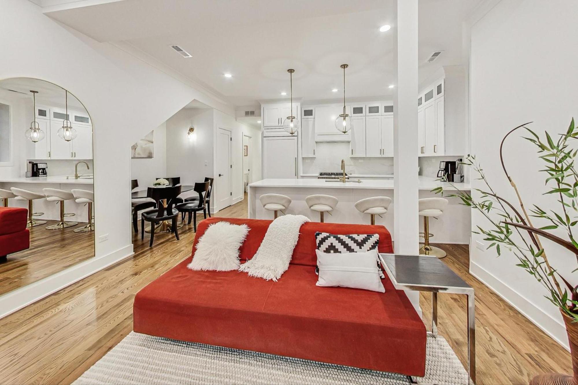 Luxurious Lincoln Park With Gourmet Kitchen
