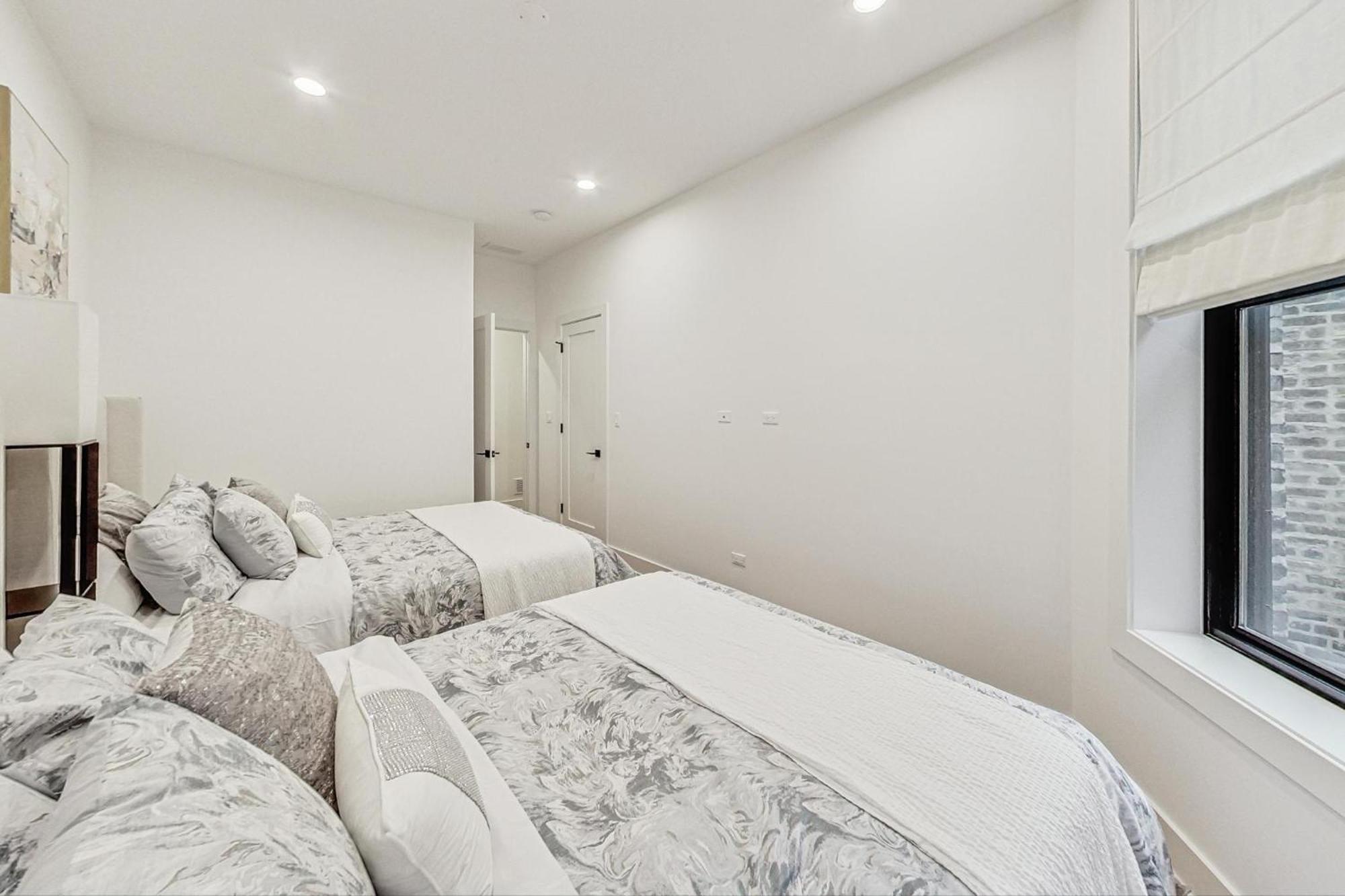 Luxurious Lincoln Park With Gourmet Kitchen Apartment *