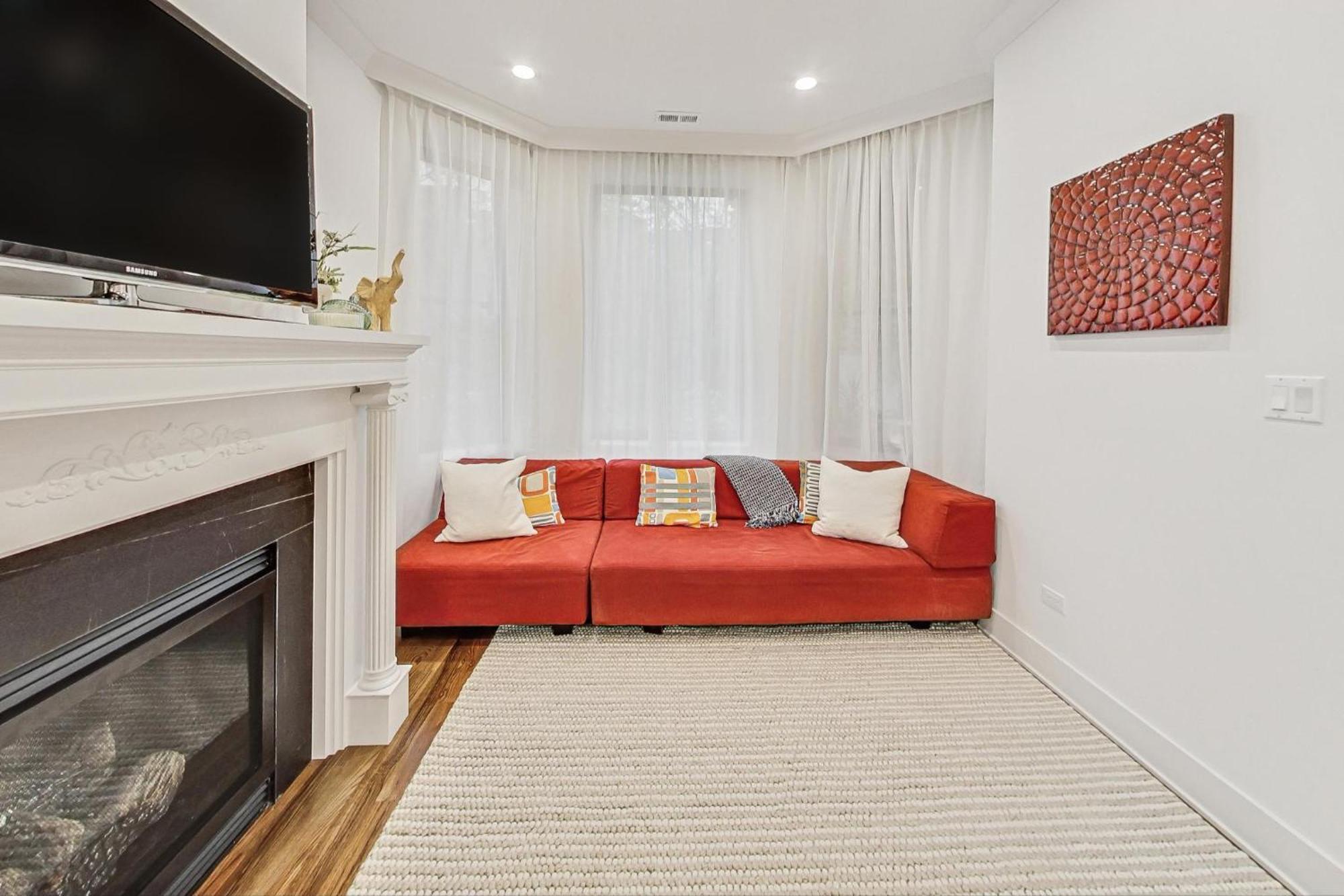 Luxurious Lincoln Park With Gourmet Kitchen Apartment *