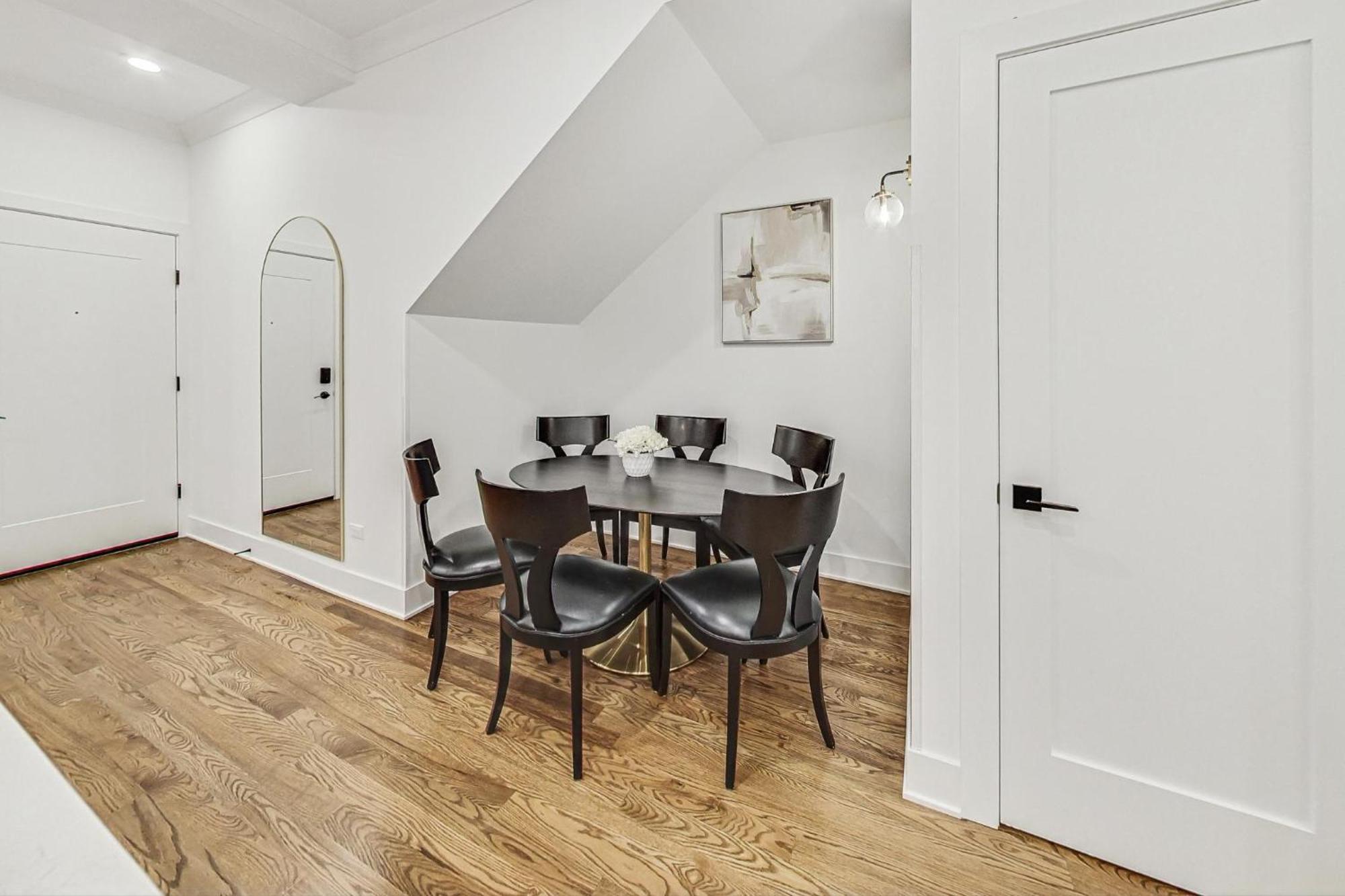 Apartment Luxurious Lincoln Park With Gourmet Kitchen