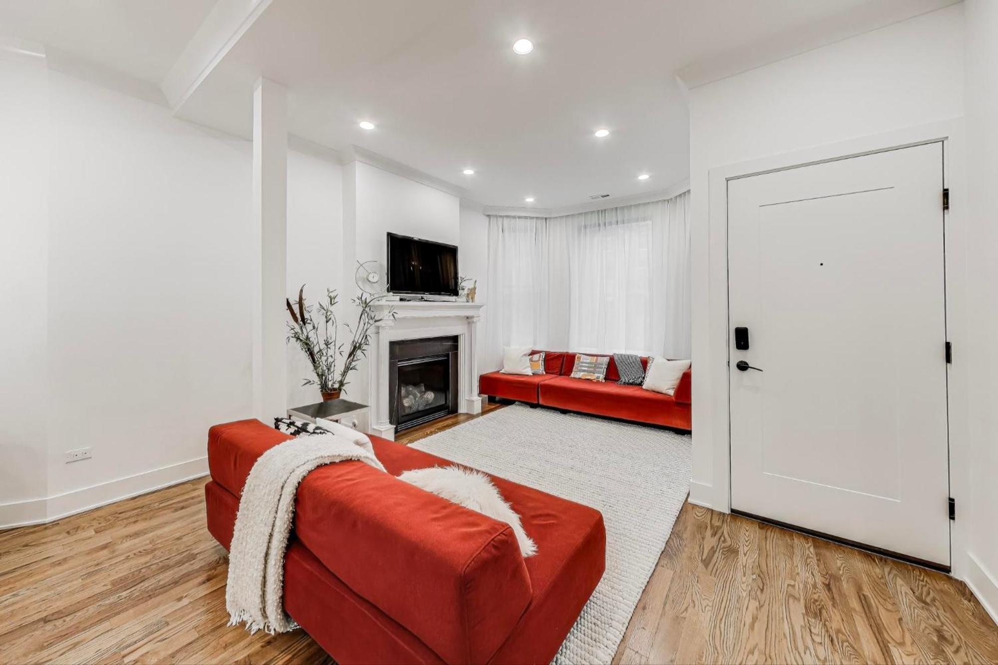 Luxurious Lincoln Park With Gourmet Kitchen *