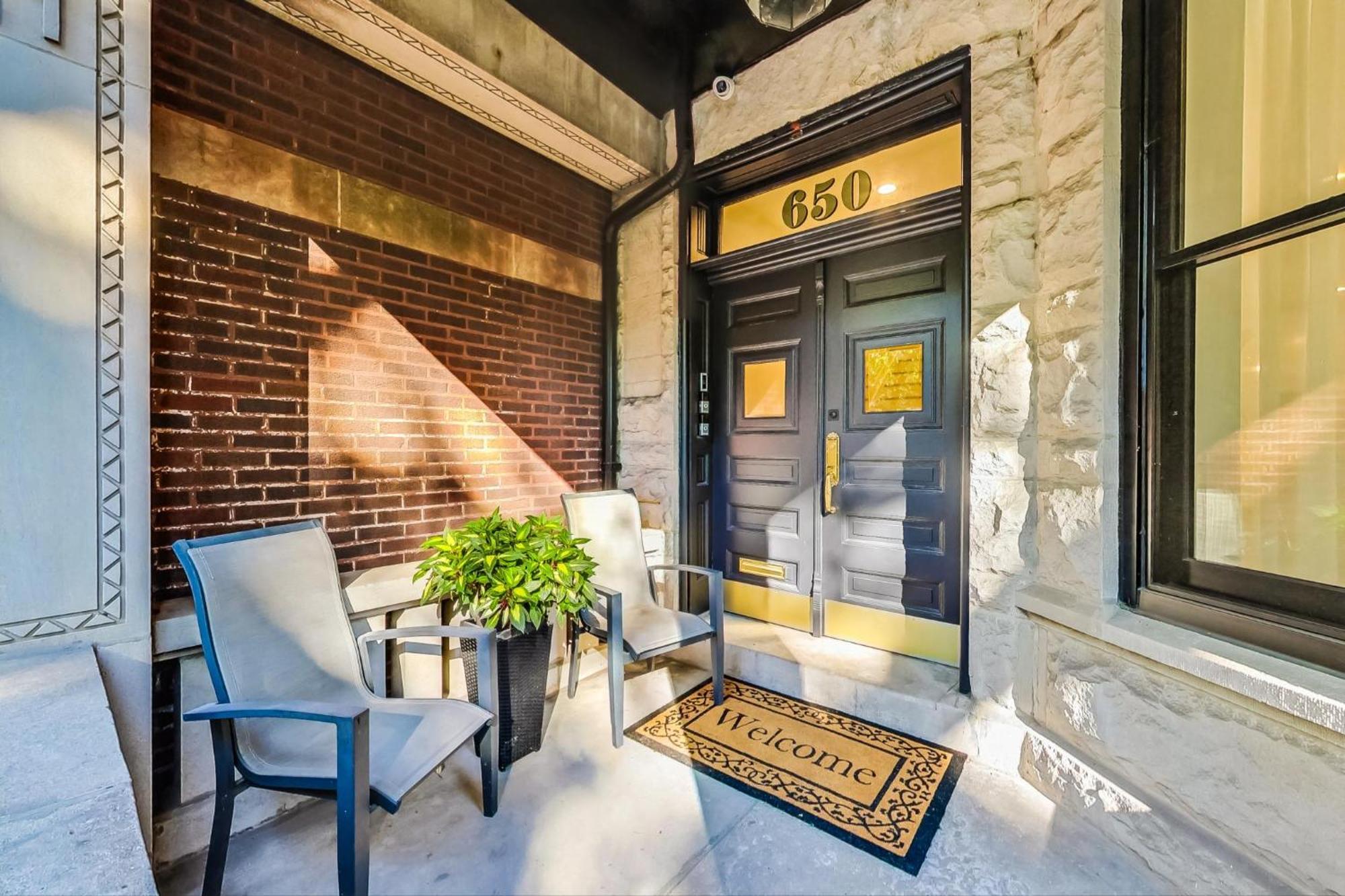 Luxurious Lincoln Park With Gourmet Kitchen