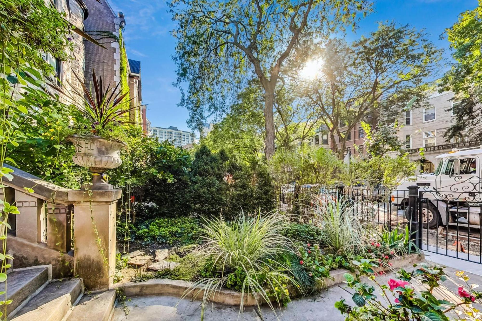 Luxurious Lincoln Park With Gourmet Kitchen Apartment *