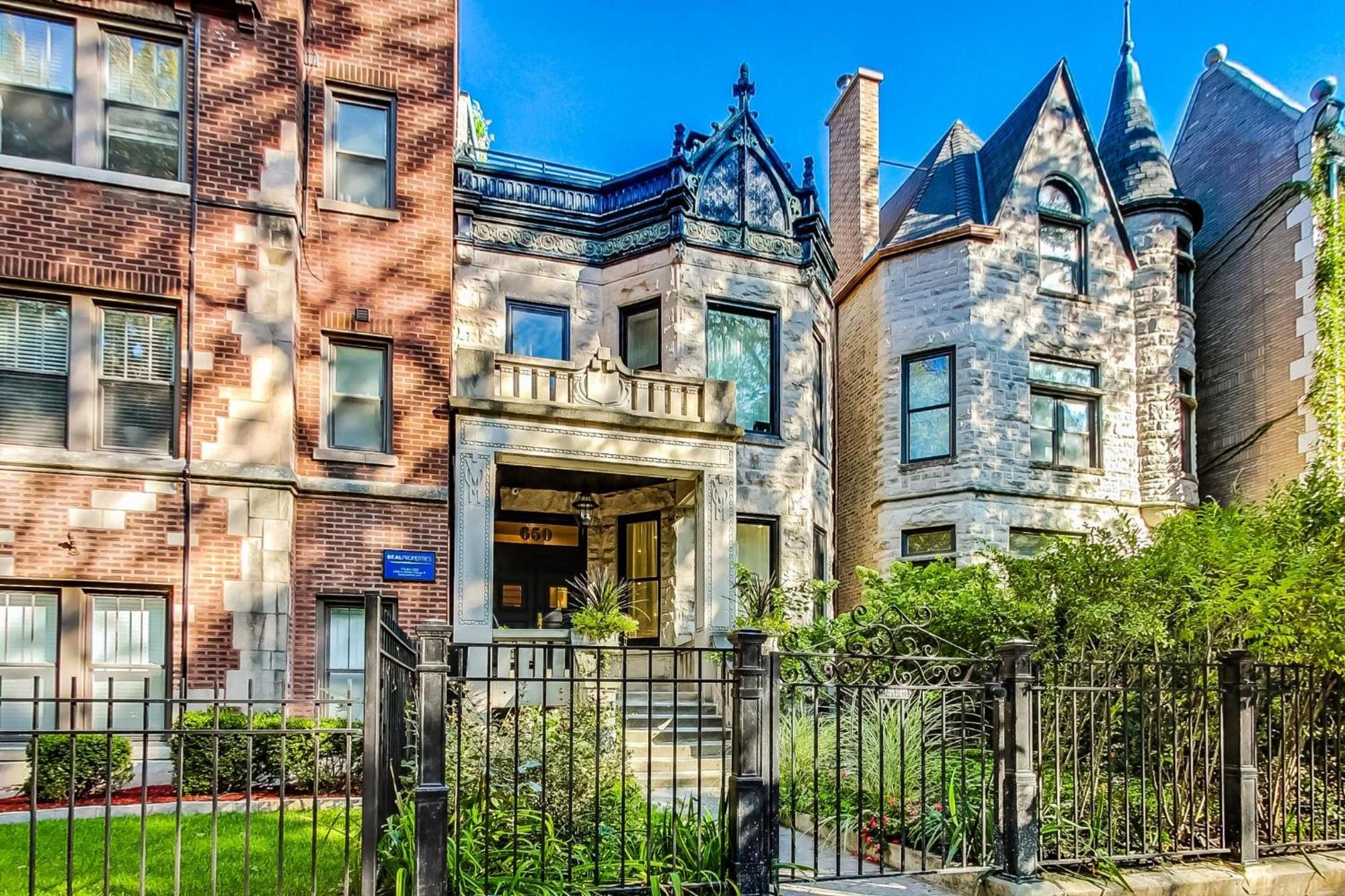 Luxurious Lincoln Park With Gourmet Kitchen *