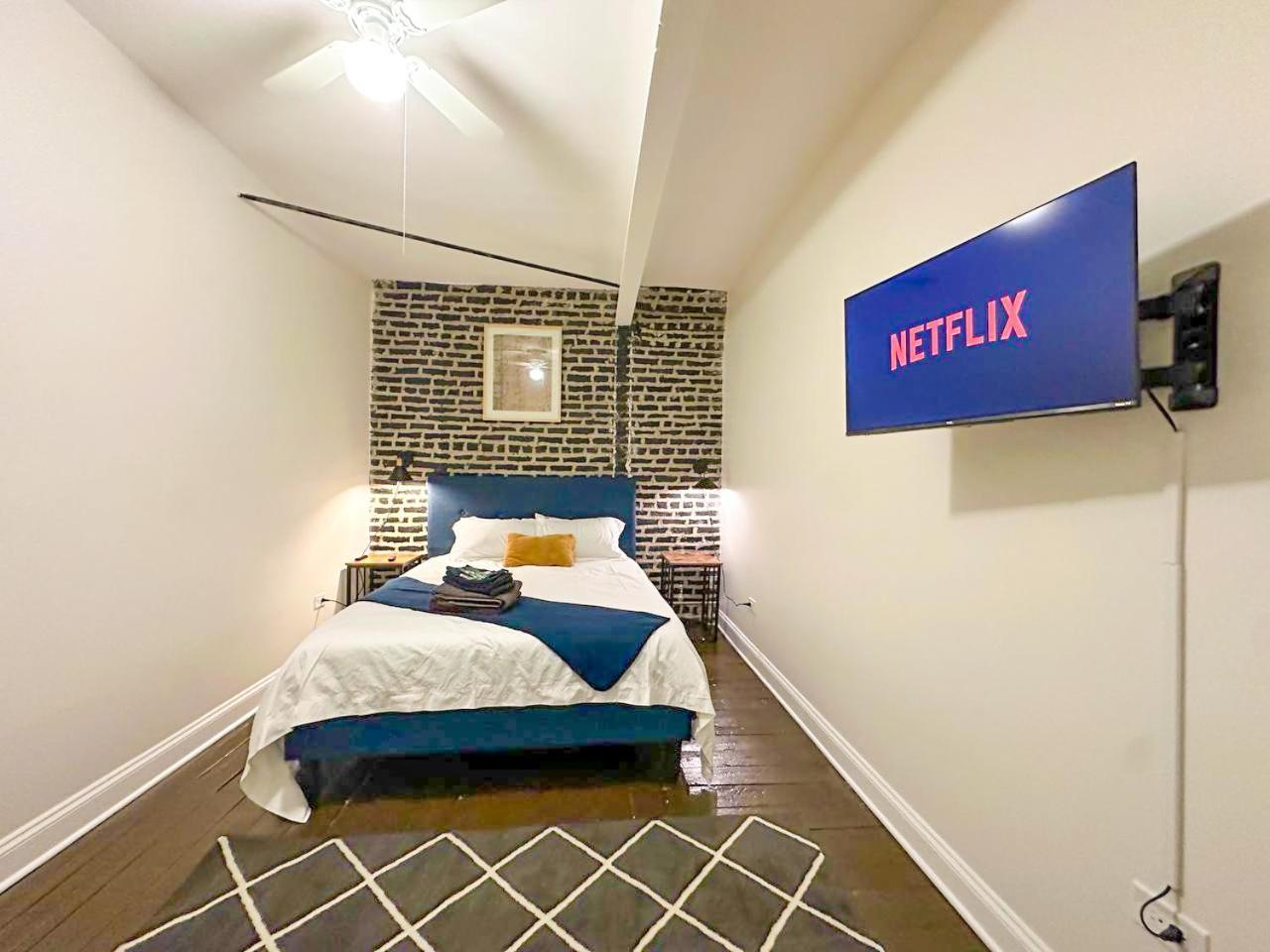 Mccormick Place Spacious 5Br Suite With Pool Table & Optional Parking Sleeps 10 Near Soldier Field And Grant Park