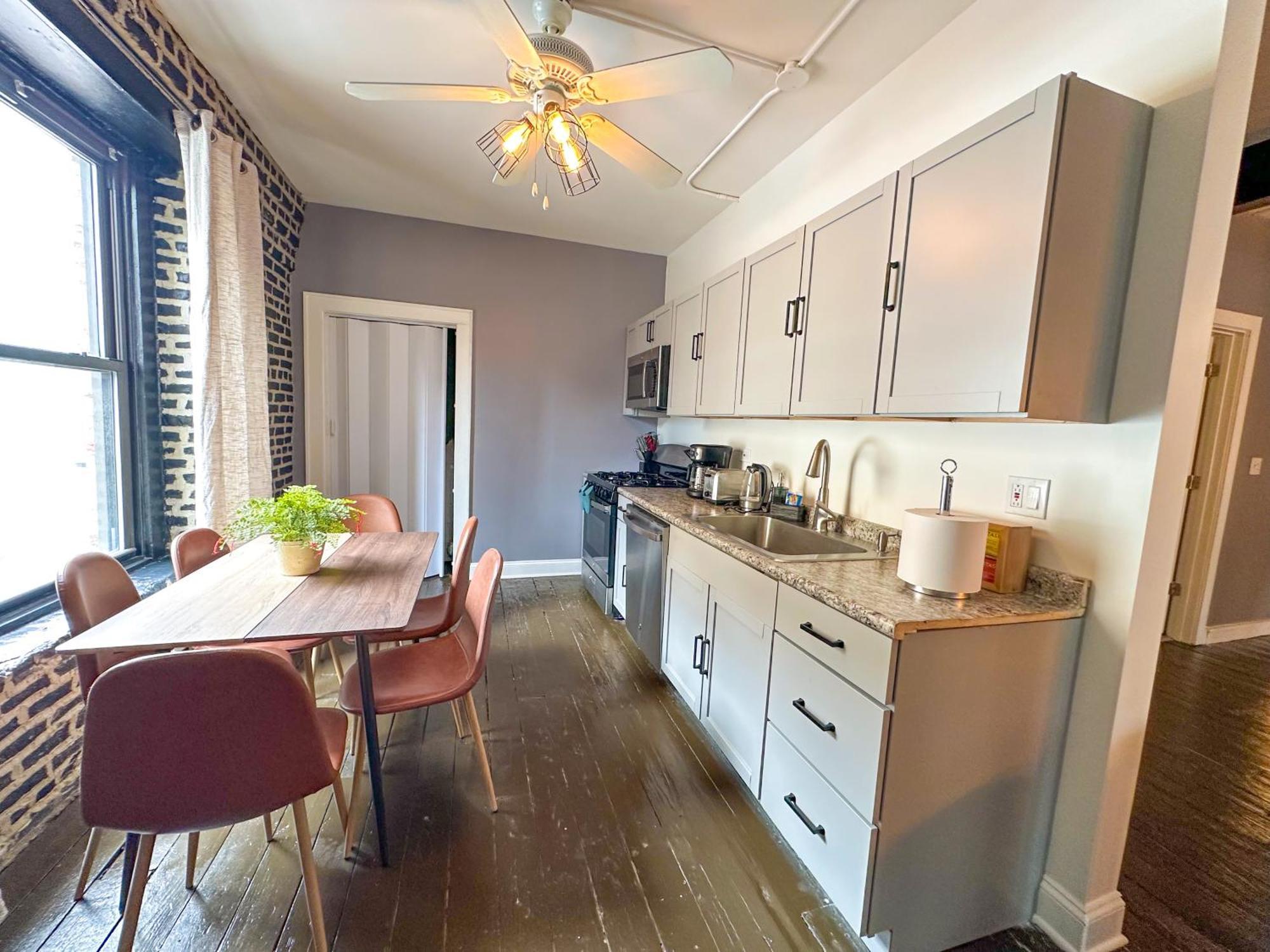 Mccormick Place Spacious 5Br Suite With Pool Table & Optional Parking Sleeps 10 Near Soldier Field And Grant Park