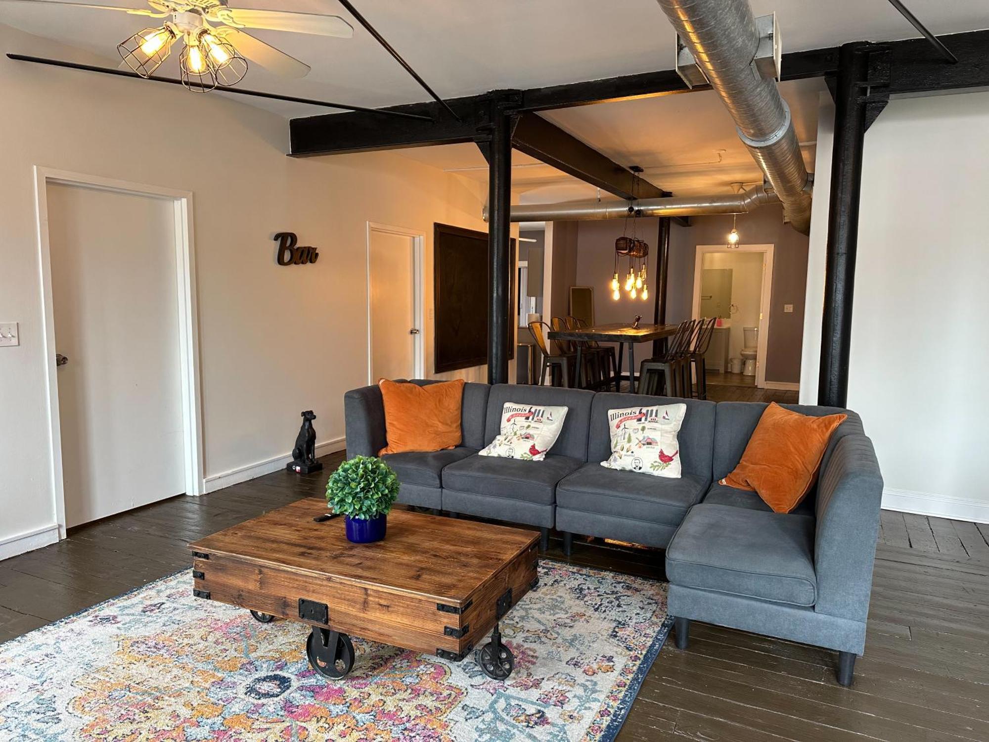 Apartment Mccormick Place Spacious 5Br Suite With Pool Table & Optional Parking Sleeps 10 Near Soldier Field And Grant Park