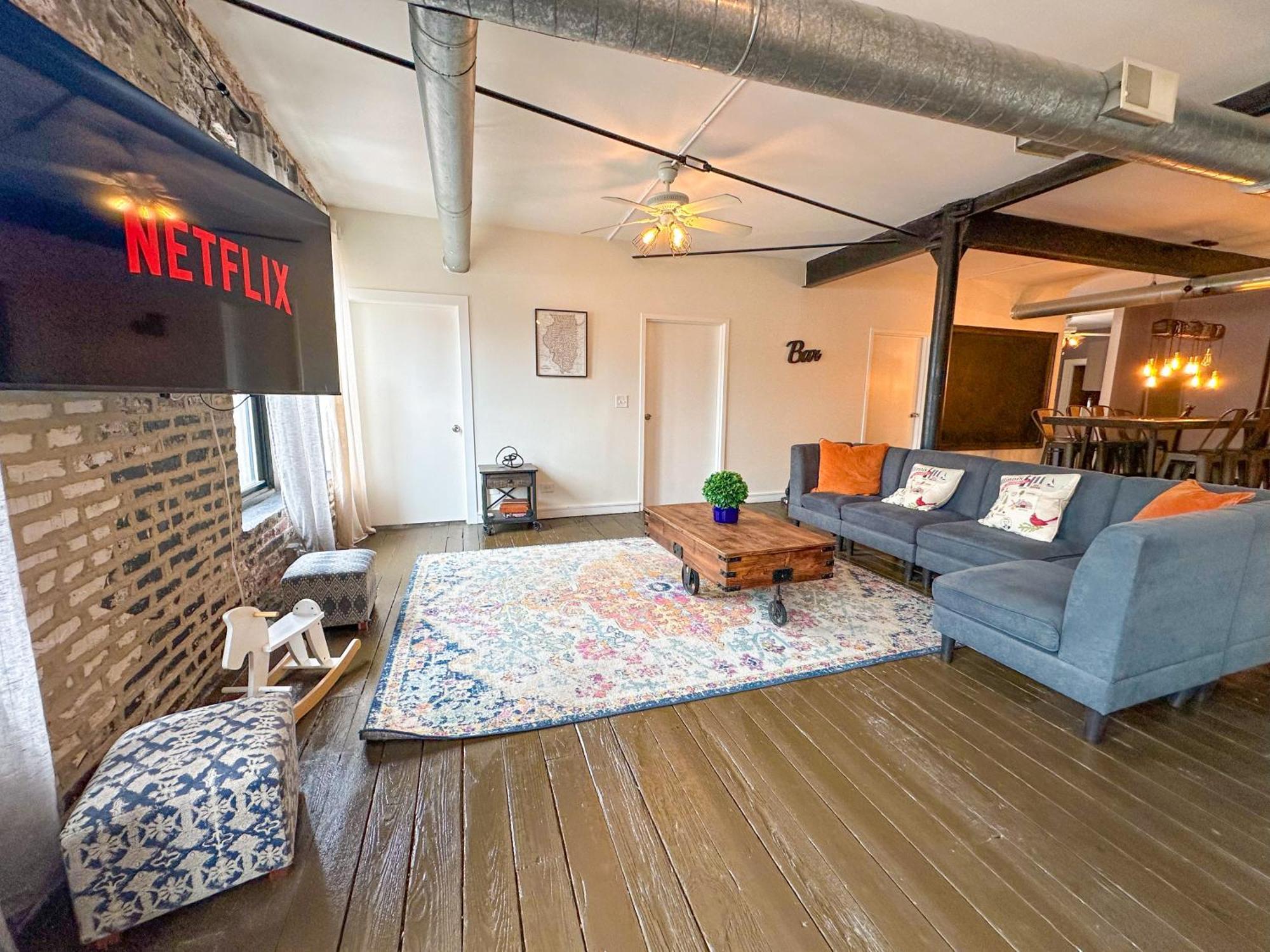 Apartment Mccormick Place Spacious 5Br Suite With Pool Table & Optional Parking Sleeps 10 Near Soldier Field And Grant Park *