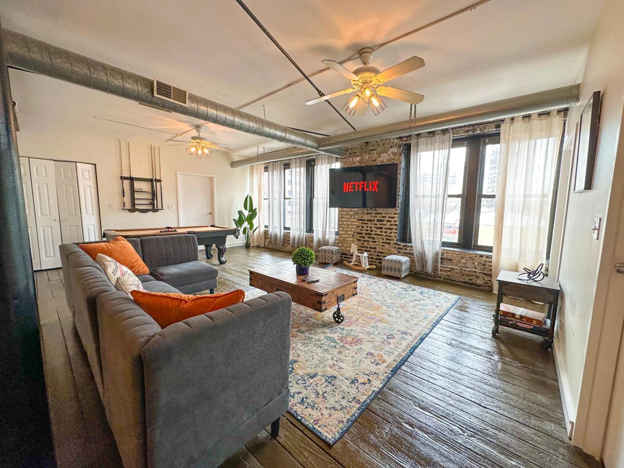 Mccormick Place Spacious 5Br Suite With Pool Table & Optional Parking Sleeps 10 Near Soldier Field And Grant Park *