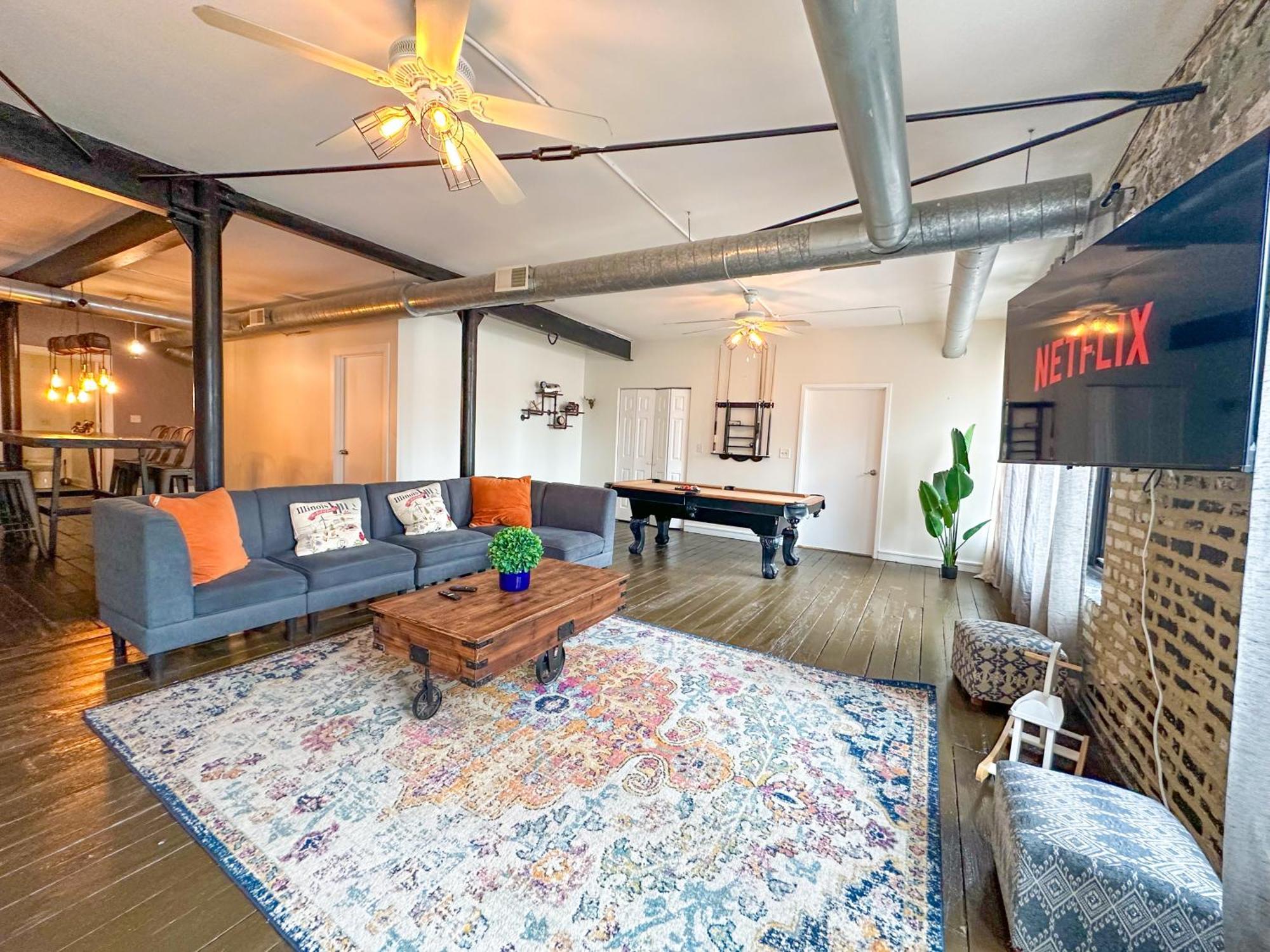 Mccormick Place Spacious 5Br Suite With Pool Table & Optional Parking Sleeps 10 Near Soldier Field And Grant Park Chicago