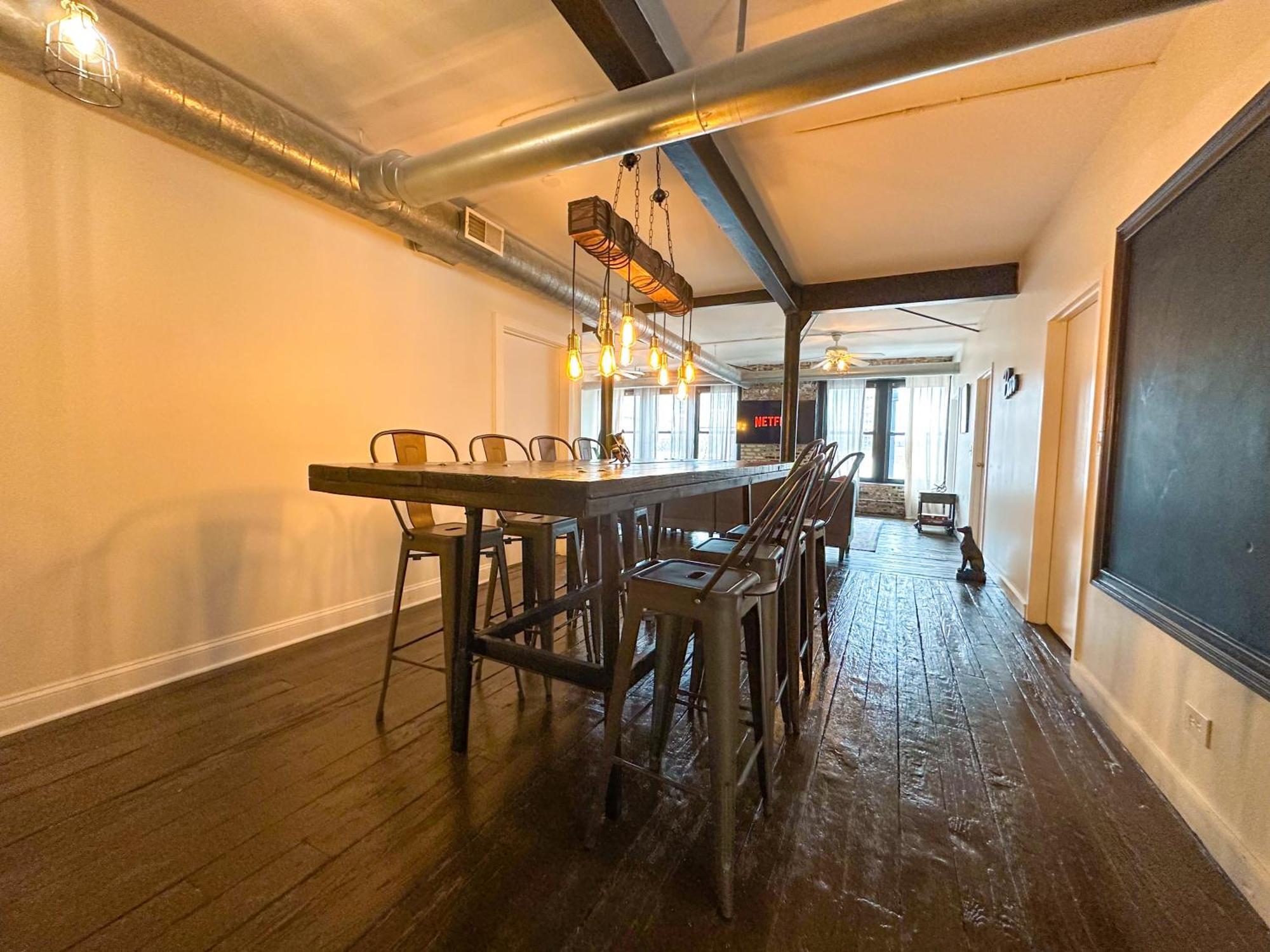 Mccormick Place Spacious 5Br Suite With Pool Table & Optional Parking Sleeps 10 Near Soldier Field And Grant Park
