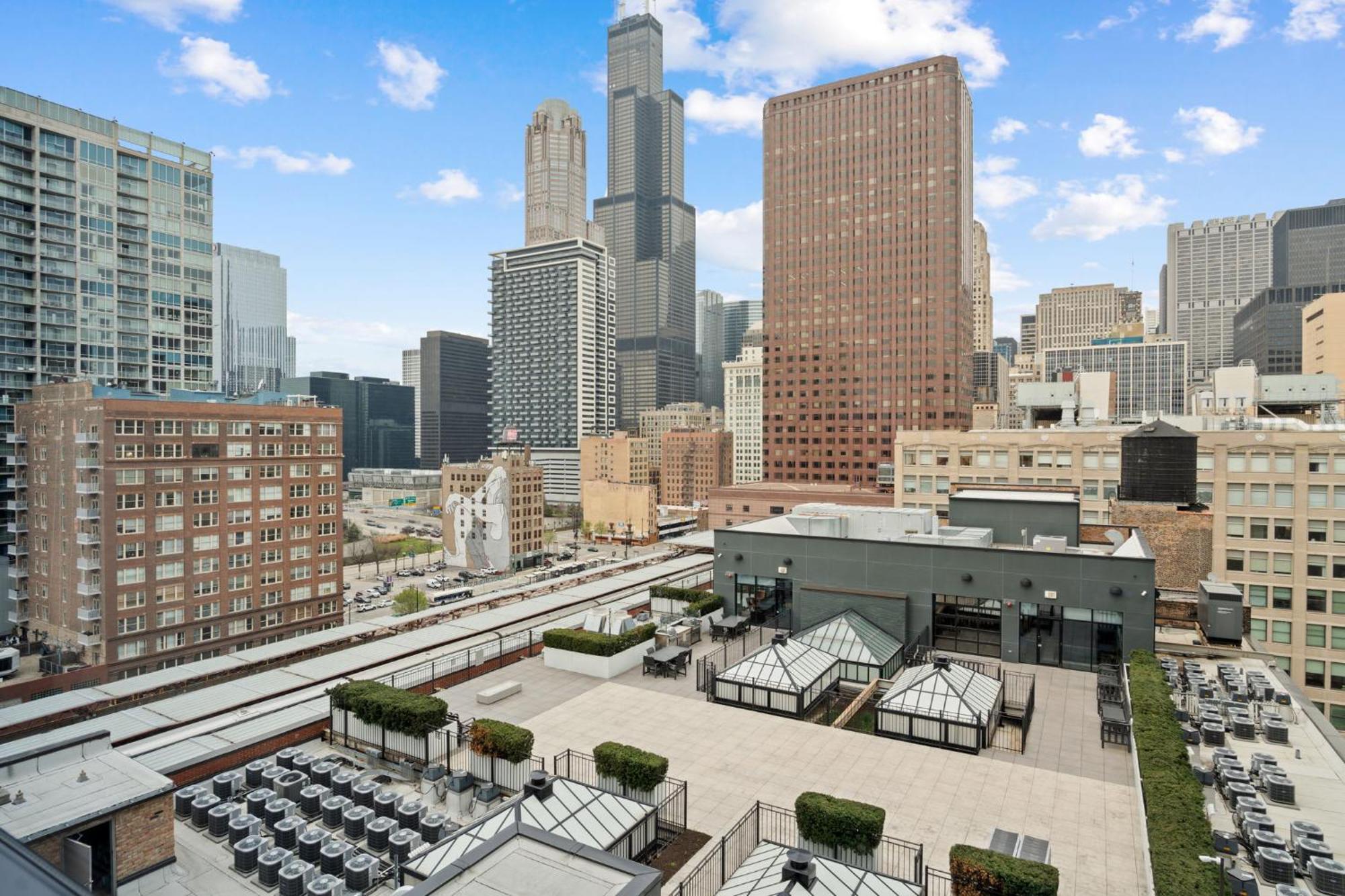 3 Bed 3 Bath High Rise With Gym & Amenities Apartment Chicago