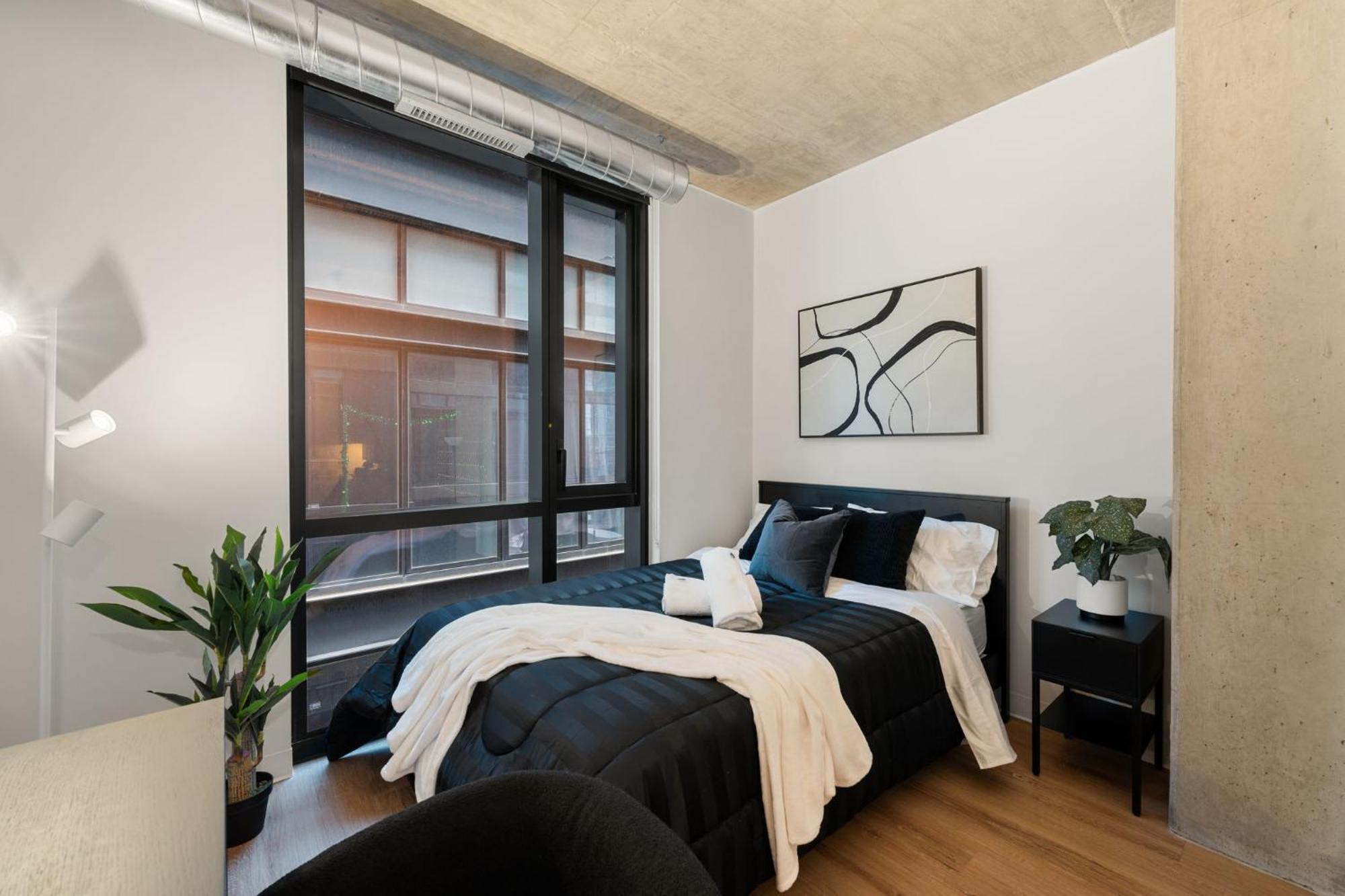 3 Bed 3 Bath High Rise With Gym & Amenities Apartment