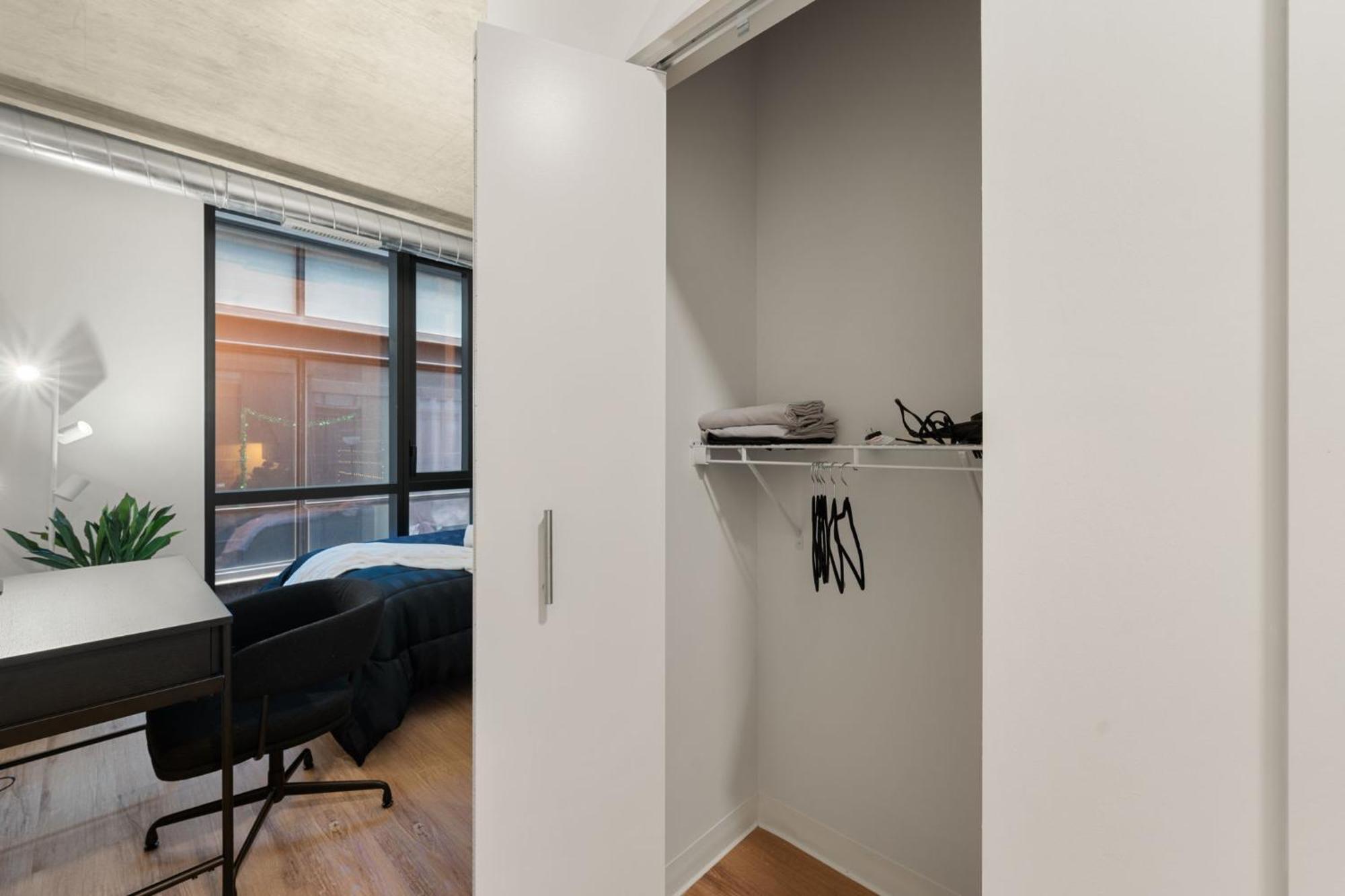 Apartment 3 Bed 3 Bath High Rise With Gym & Amenities