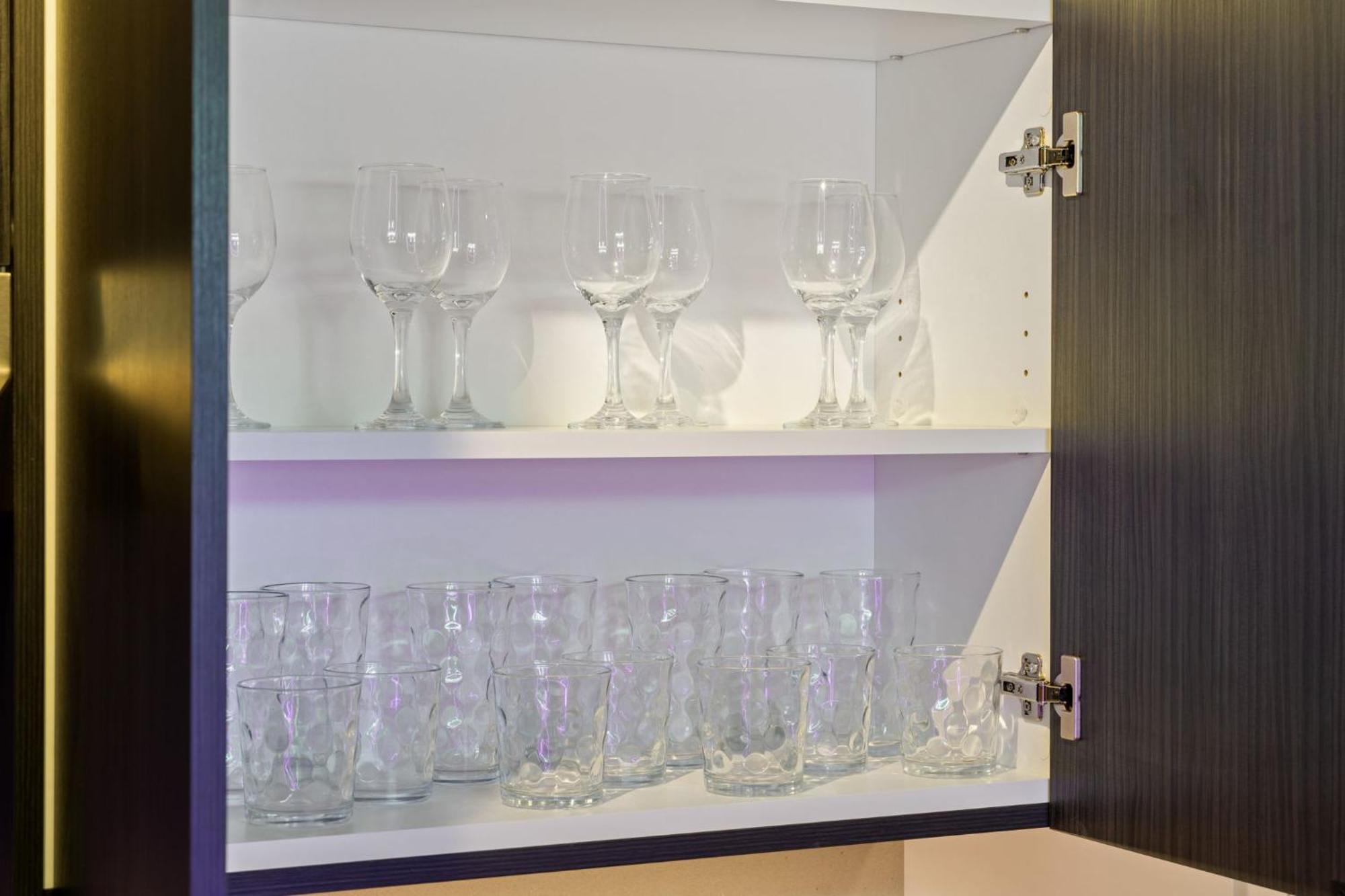 Apartment 3 Bed 3 Bath High Rise With Gym & Amenities *
