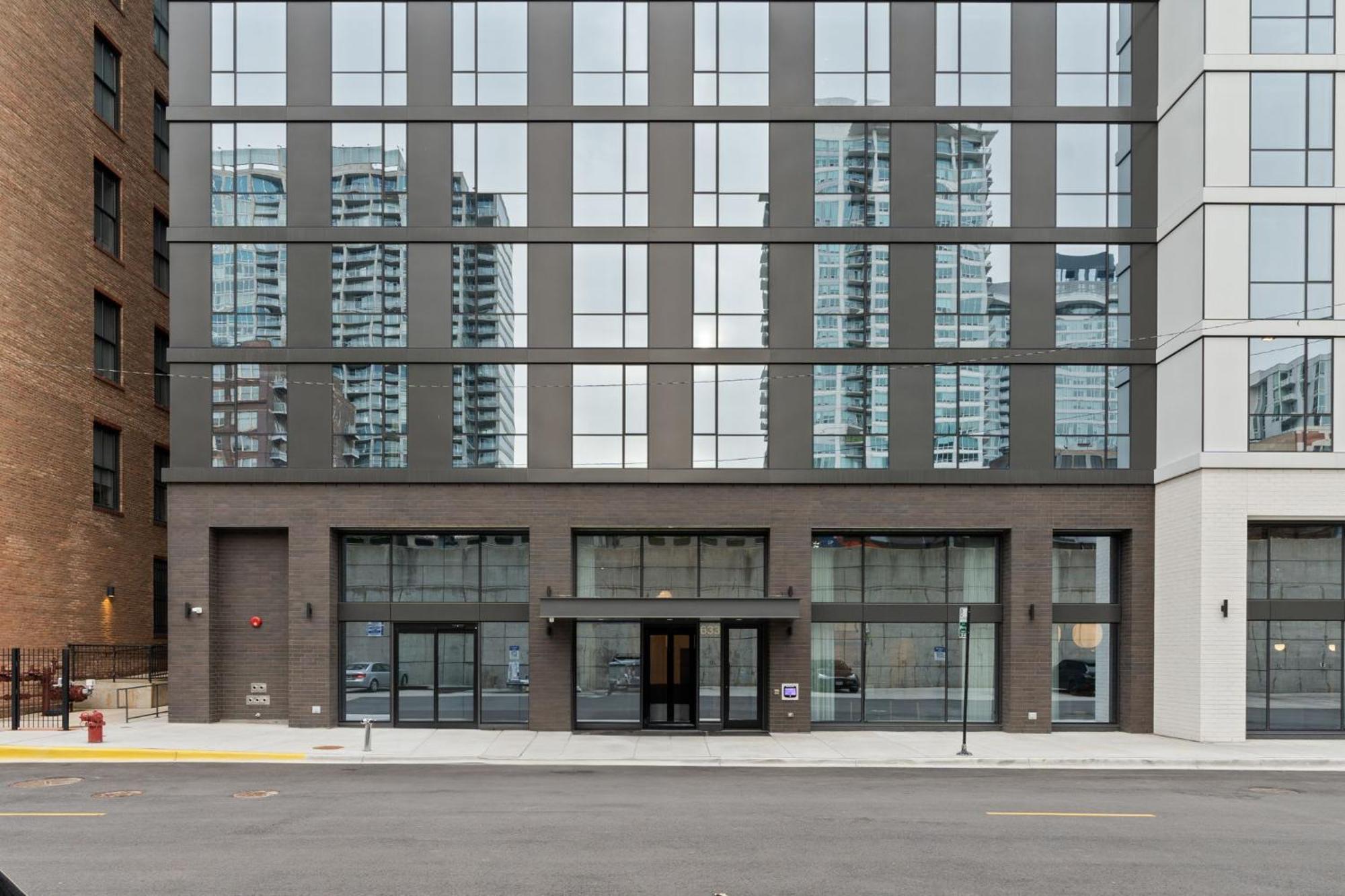 3 Bed 3 Bath High Rise With Gym & Amenities Apartment Chicago
