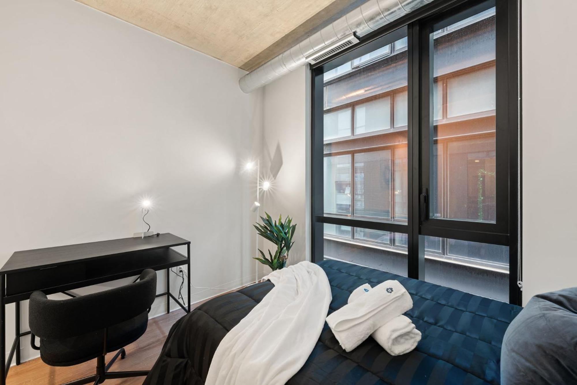 3 Bed 3 Bath High Rise With Gym & Amenities Apartment