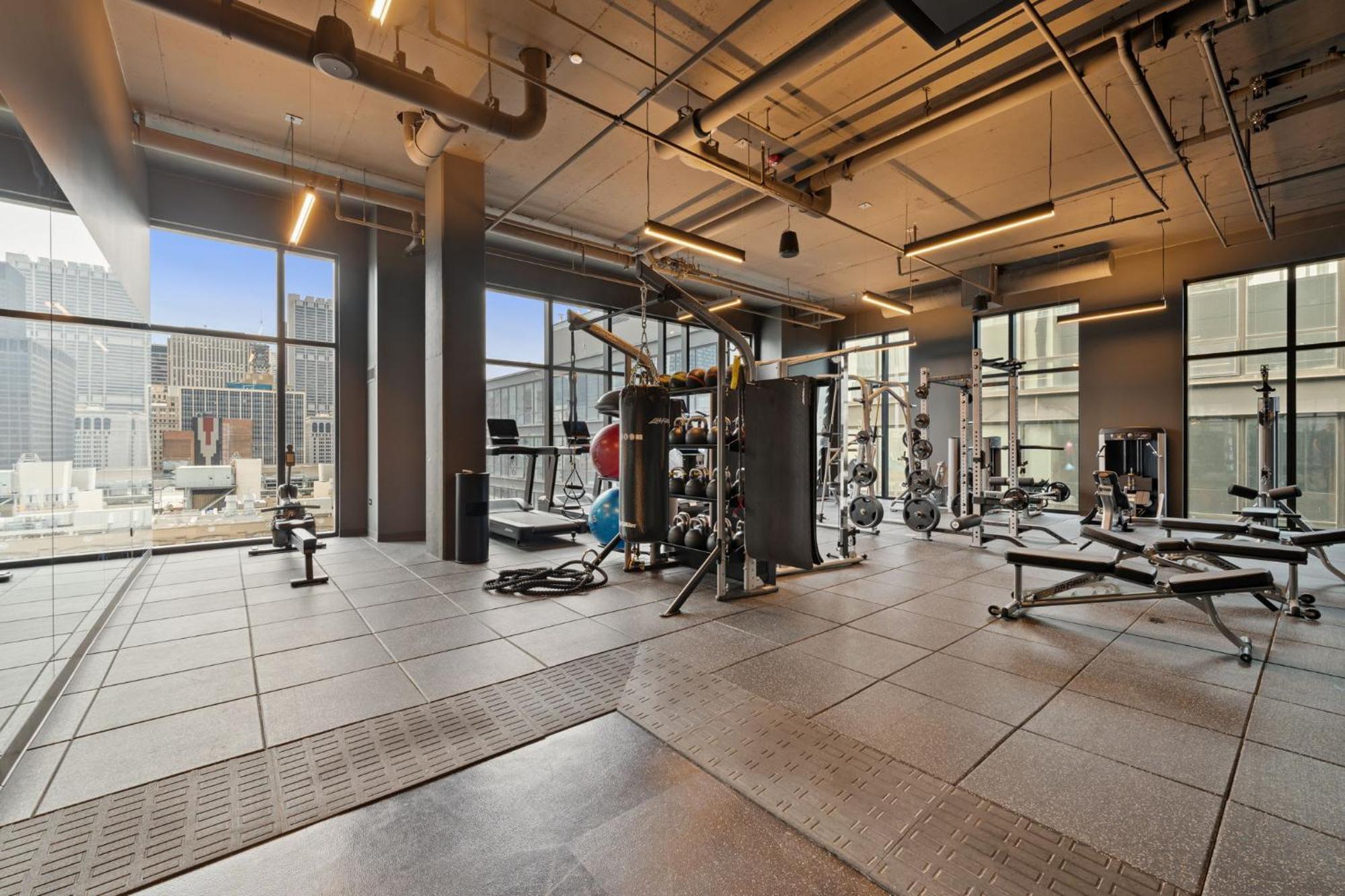 Apartment 3 Bed 3 Bath High Rise With Gym & Amenities