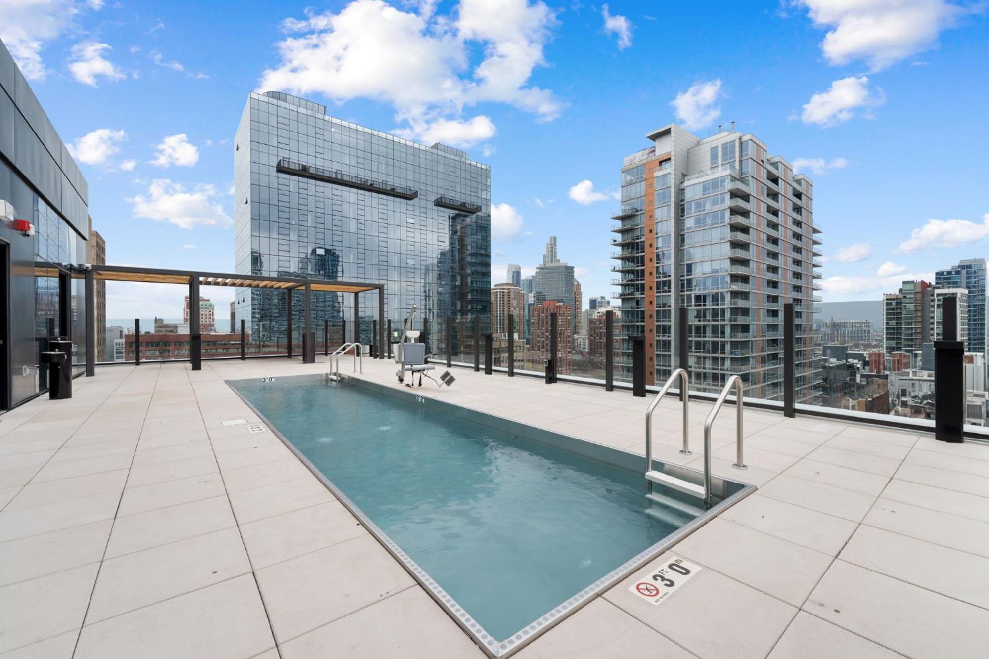 3 Bed 3 Bath High Rise With Gym & Amenities Apartment