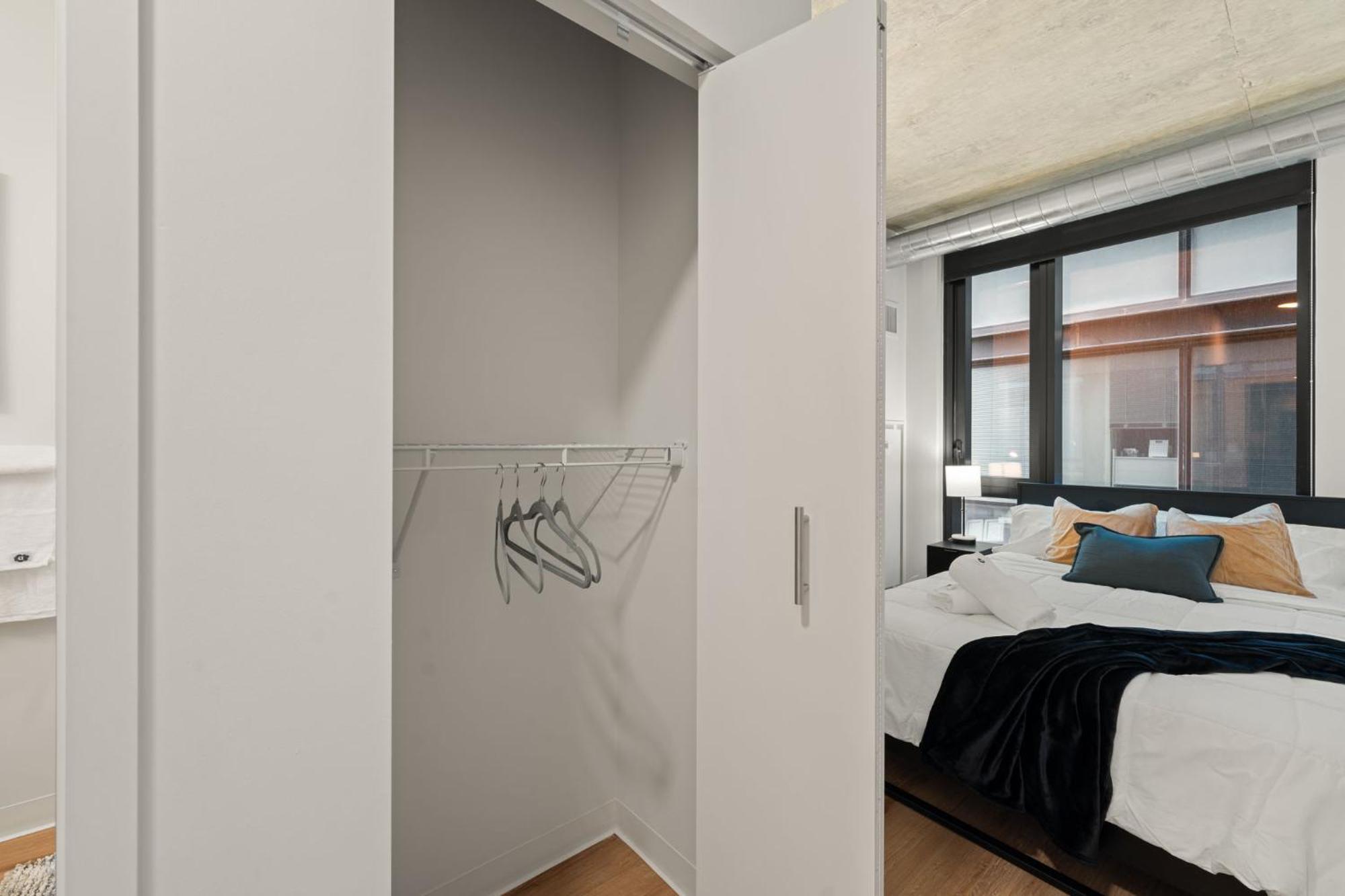 3 Bed 3 Bath High Rise With Gym & Amenities Apartment