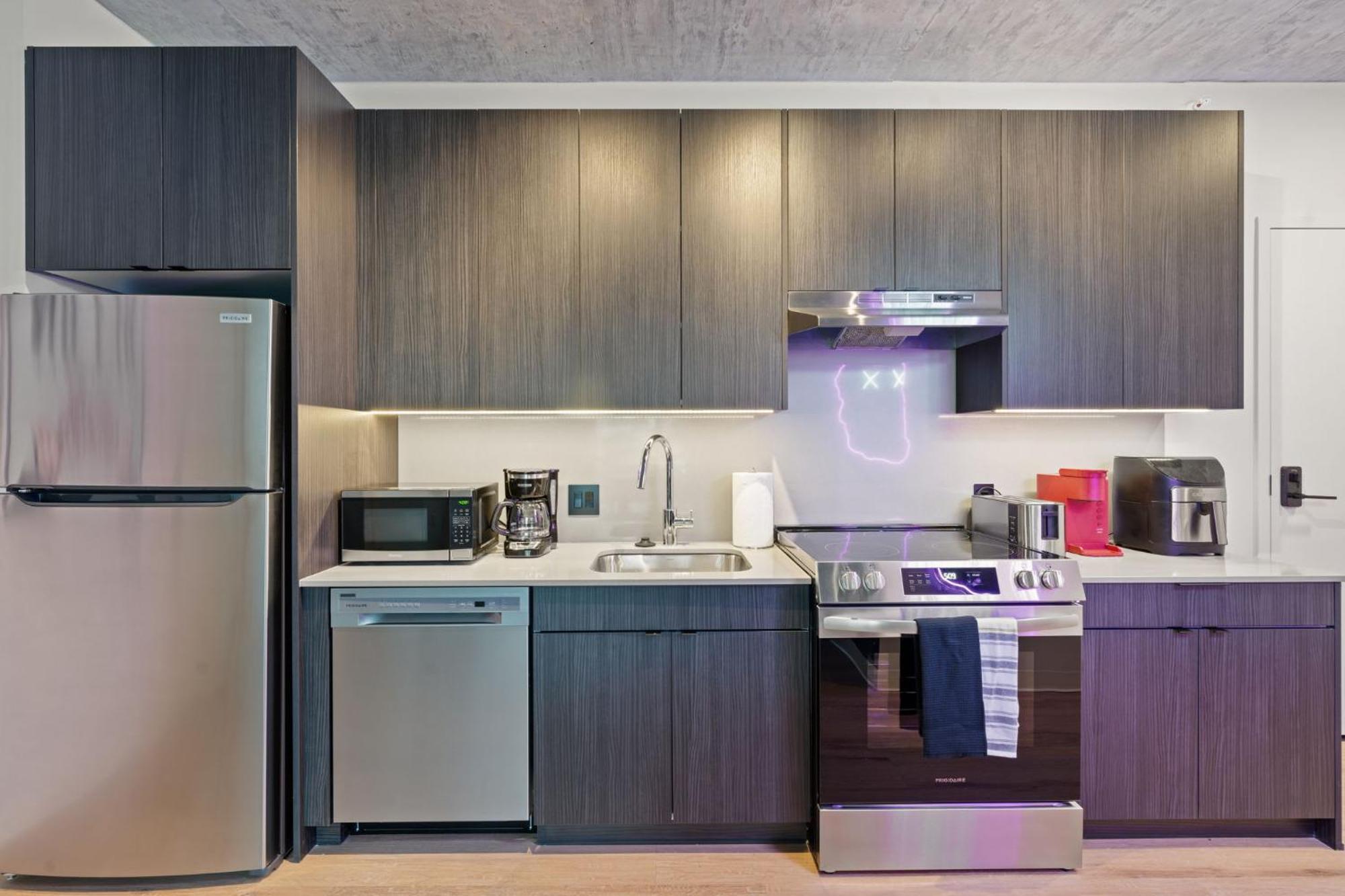 3 Bed 3 Bath High Rise With Gym & Amenities *