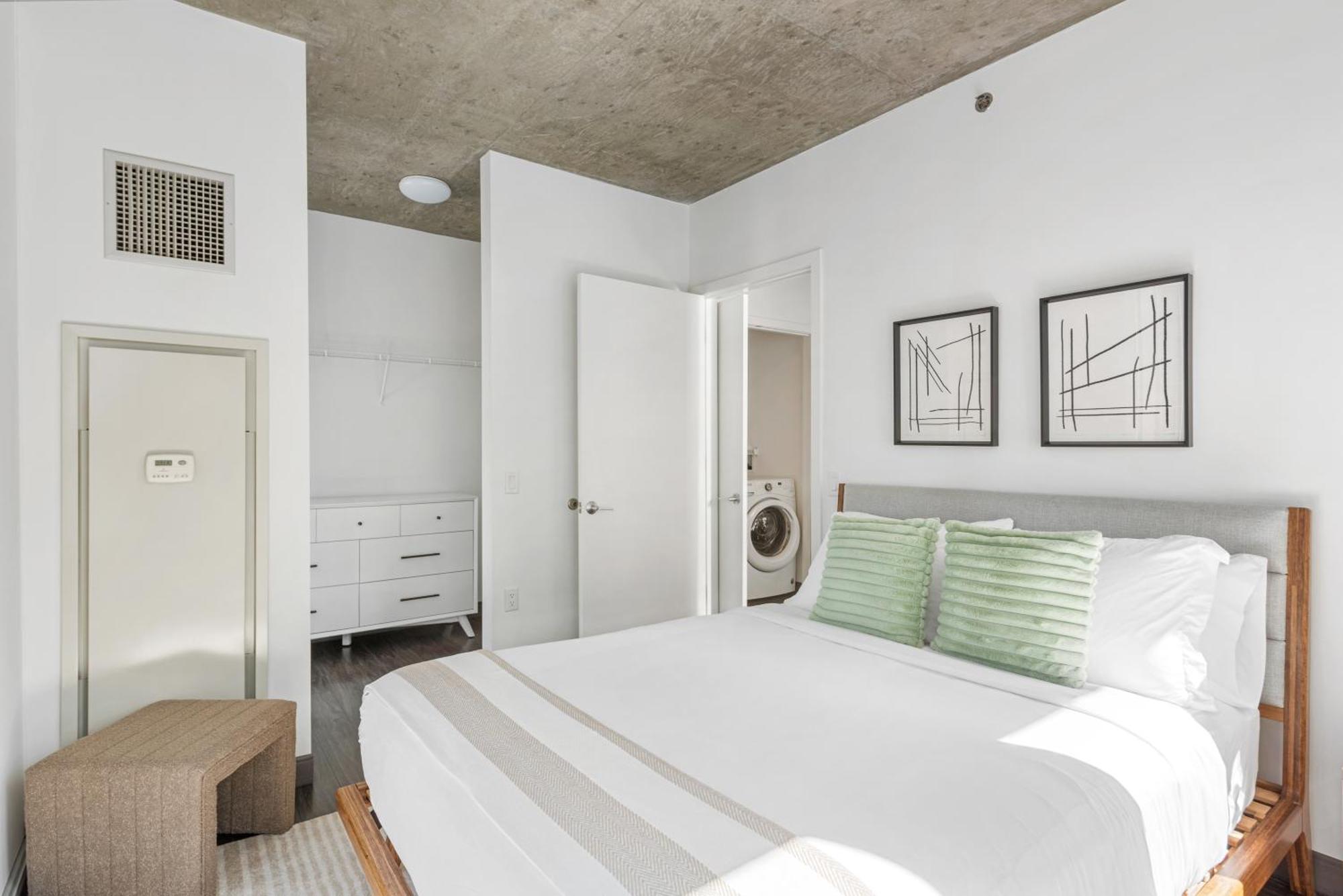 Linea Luxury Living With Indoor Pool And Rooftop Views In The Loop Apartment