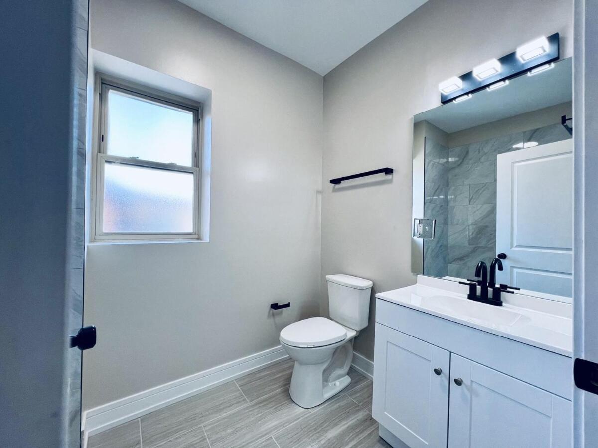 Harmony Near The Lake, Modern 3 Bed 2 Bath Apartment *