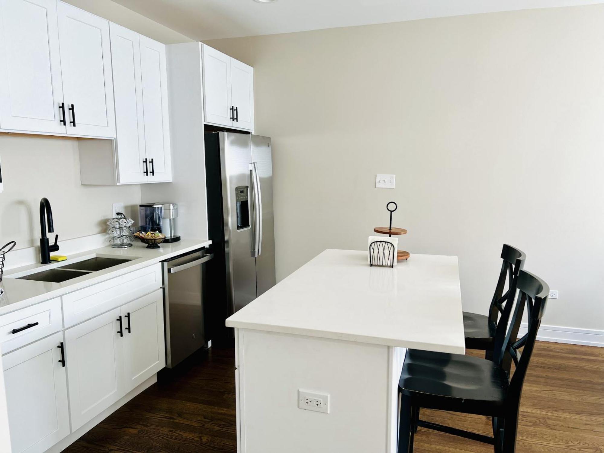 Harmony Near The Lake, Modern 3 Bed 2 Bath Chicago