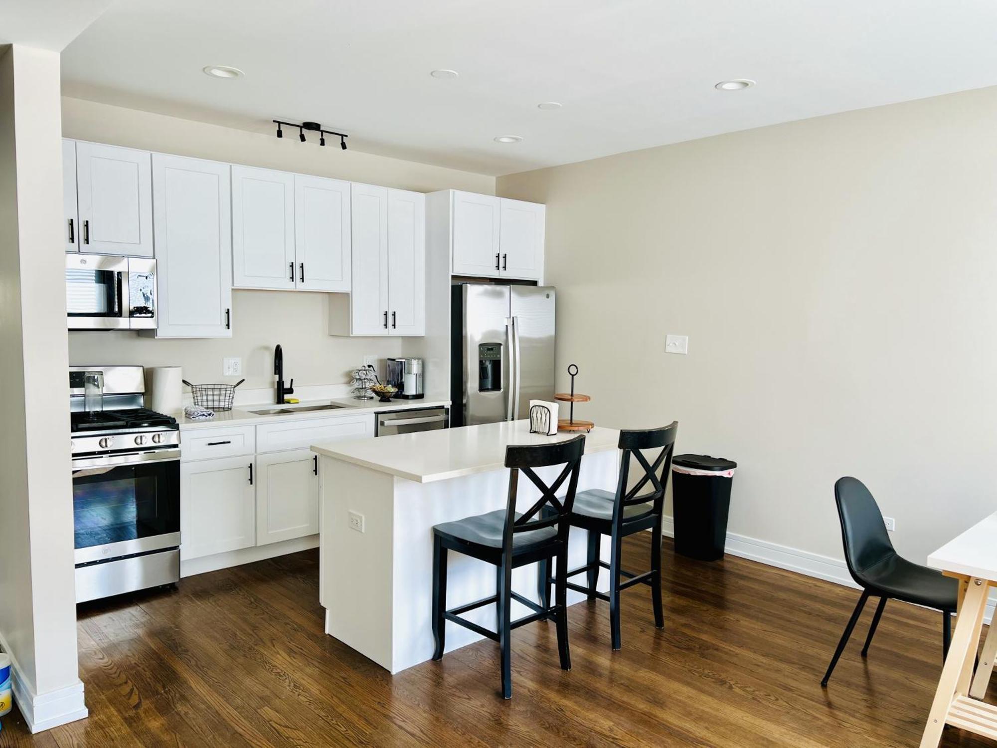 Harmony Near The Lake, Modern 3 Bed 2 Bath Apartment *