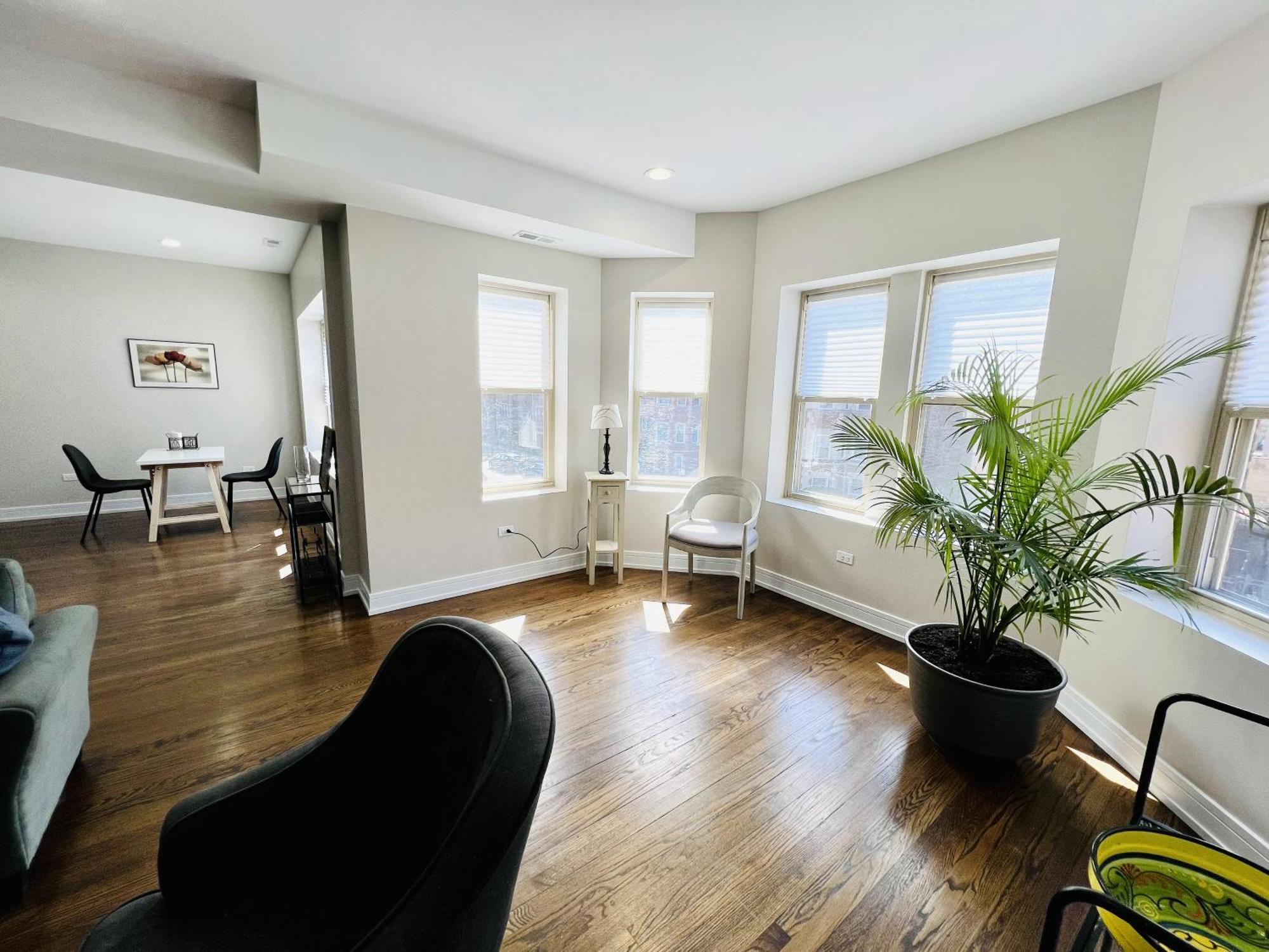 Harmony Near The Lake, Modern 3 Bed 2 Bath Apartment *