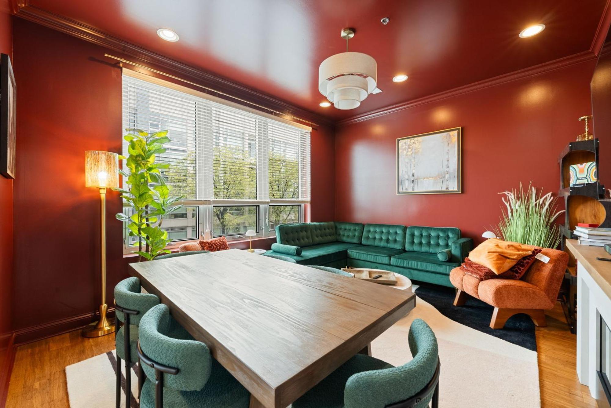 1 Free Parking Gym Balcony Sleeps 12 Apartment