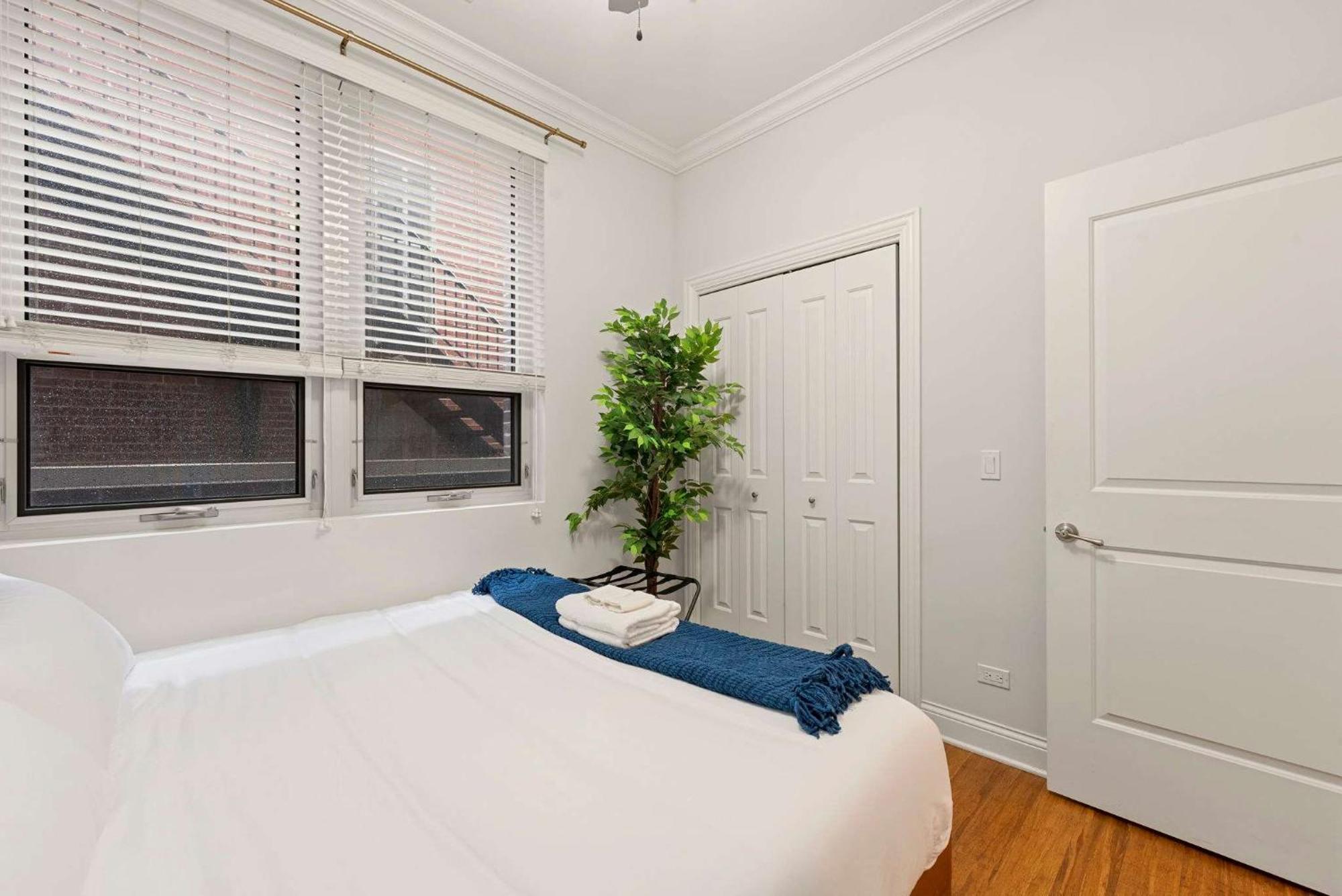 1 Free Parking Gym Balcony Sleeps 12 Apartment