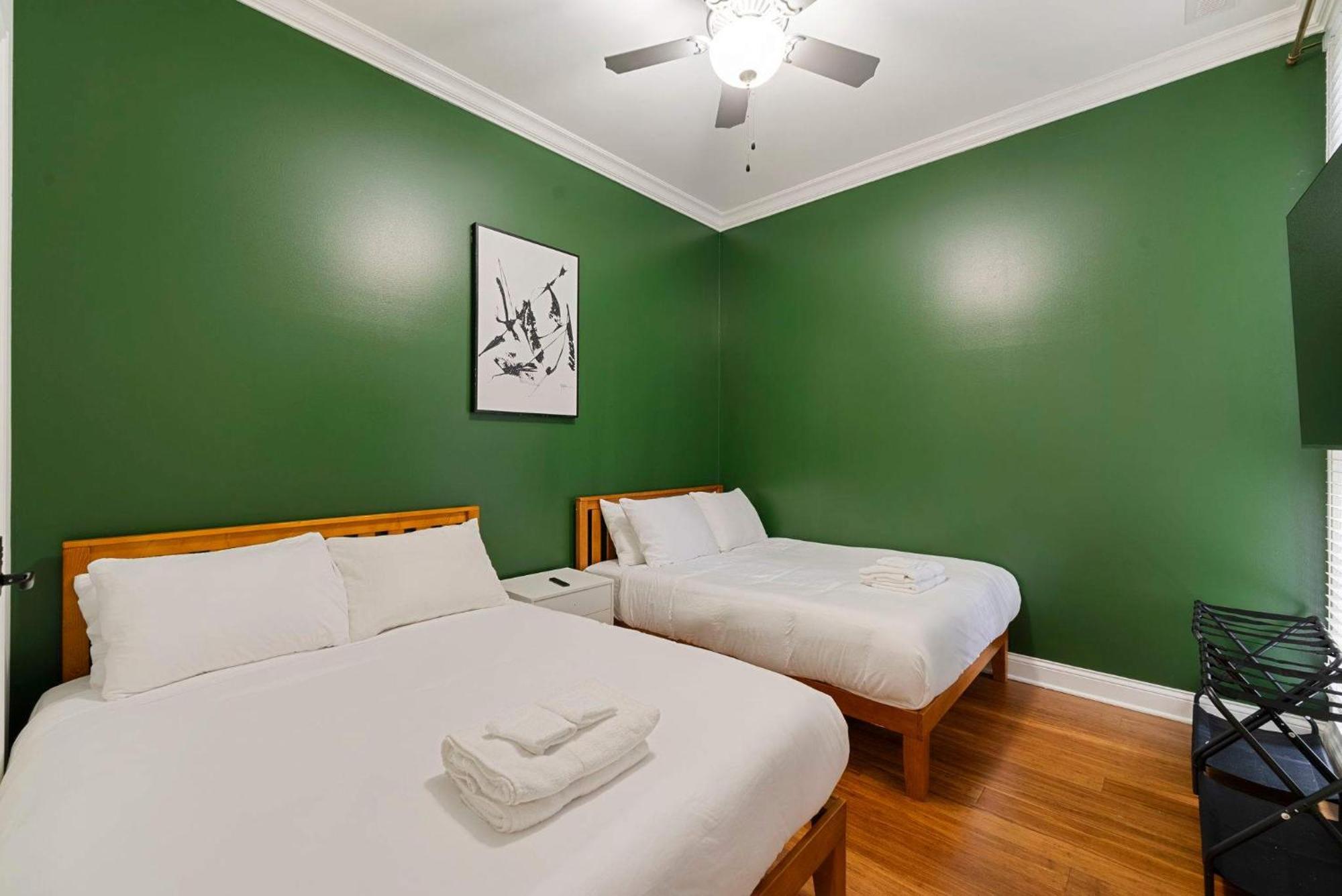 1 Free Parking Gym Balcony Sleeps 12 Apartment