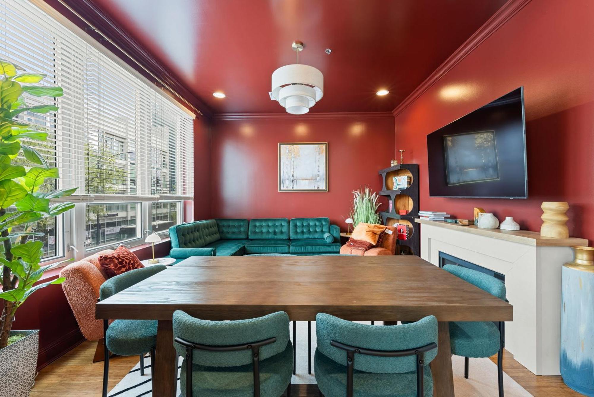 1 Free Parking Gym Balcony Sleeps 12 Chicago
