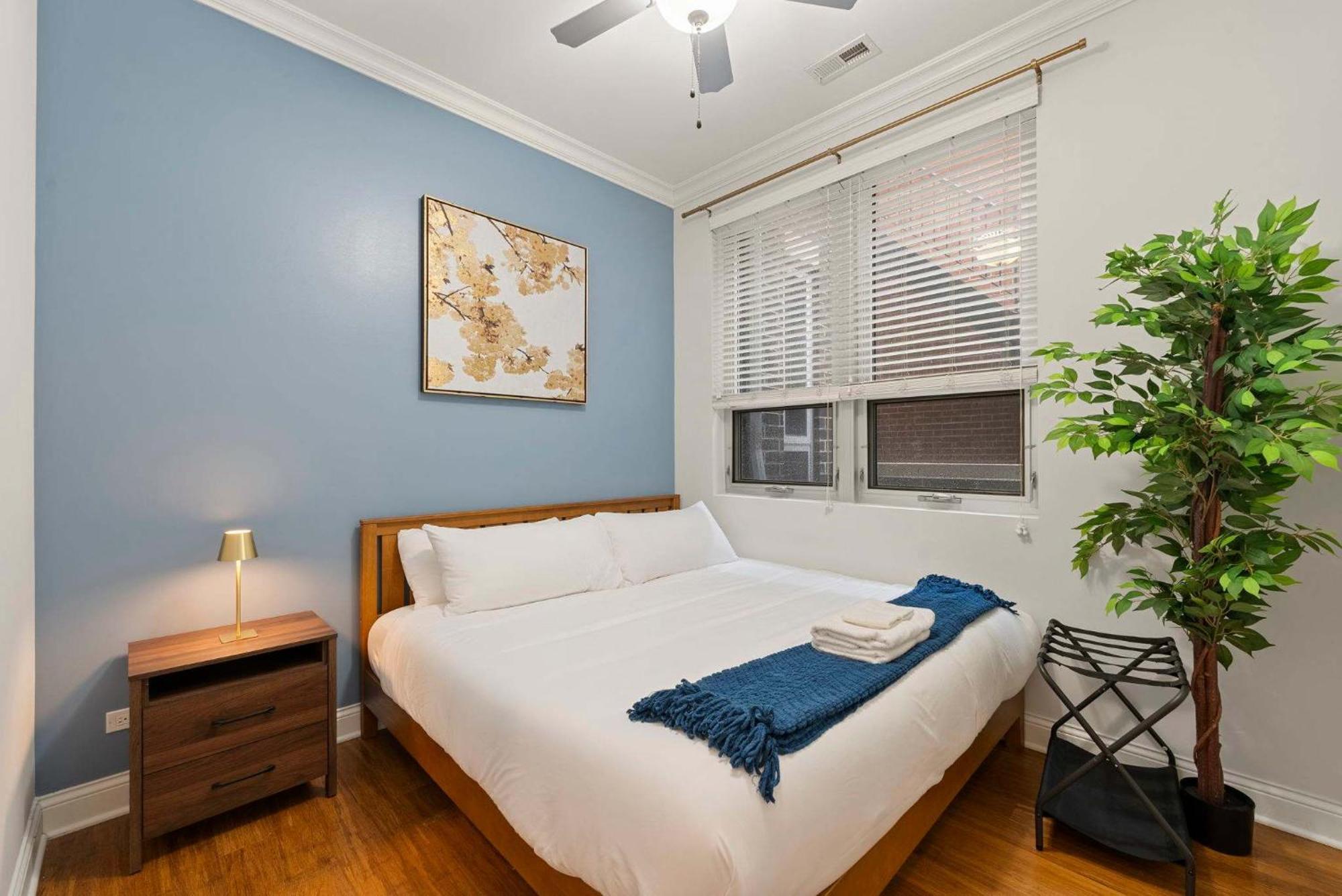 Apartment 1 Free Parking Gym Balcony Sleeps 12 *